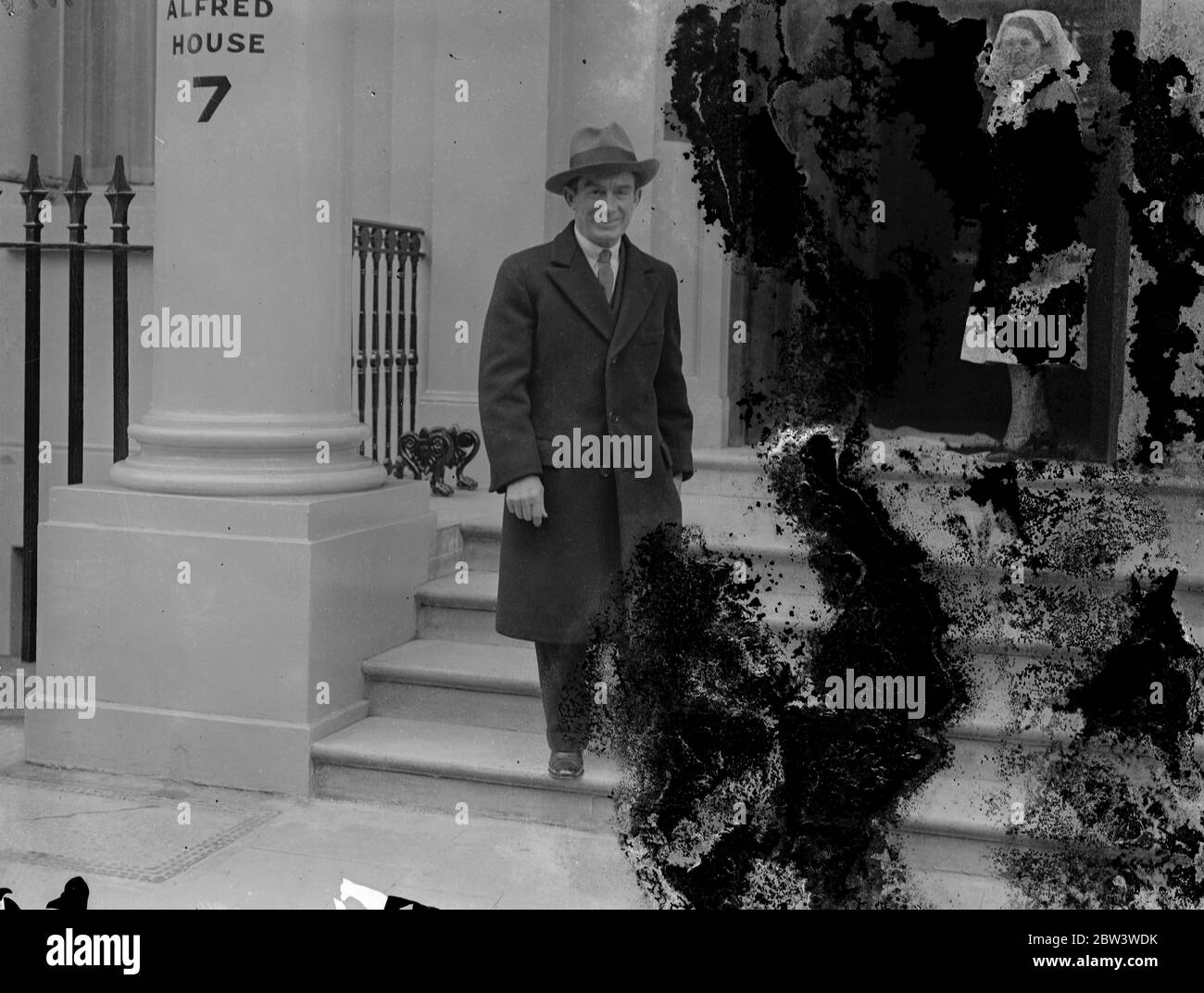 Steve Donoghue lascia Portland Place casa di cura per la prima volta dopo Kempton feriti. 16 ottobre 1935 Foto Stock