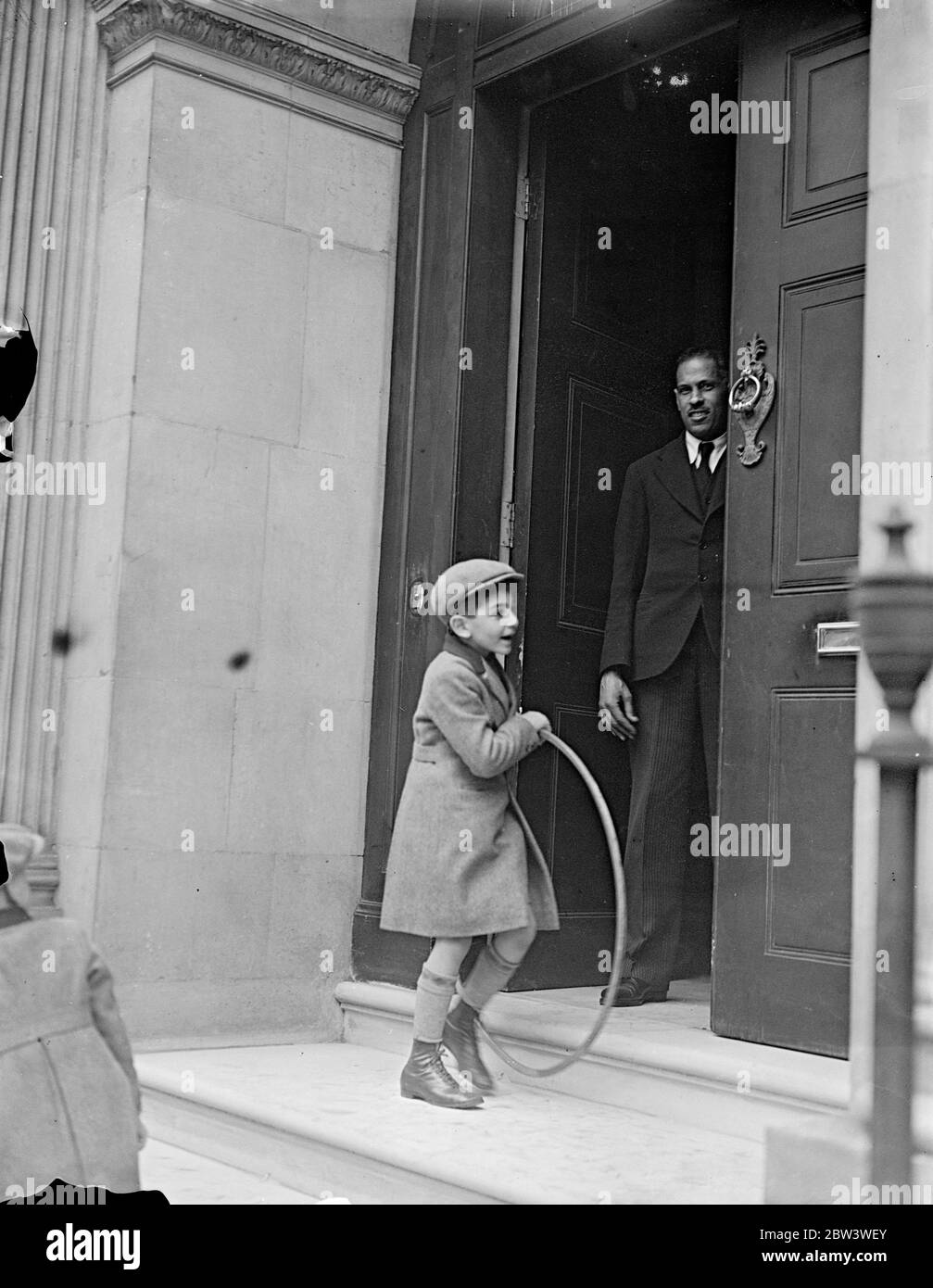 Figlio di carica egiziana D' Affaires ritorna a Legation . I membri del corpo Diplomatico hanno invitato alla Legazione Egiziana di Londra a porgere le loro condoglianze per la morte del re Fuad d'Egitto . Il re Fuad , che soffriva di un'infezione della gola e della bocca , morì oggi ( Martedì ) . Foto spettacoli , Adil , figlio di Hakki Bey , la carica egiziana d' Affaires , che ritorna alla legazione egiziana . 28 aprile 1936 Foto Stock