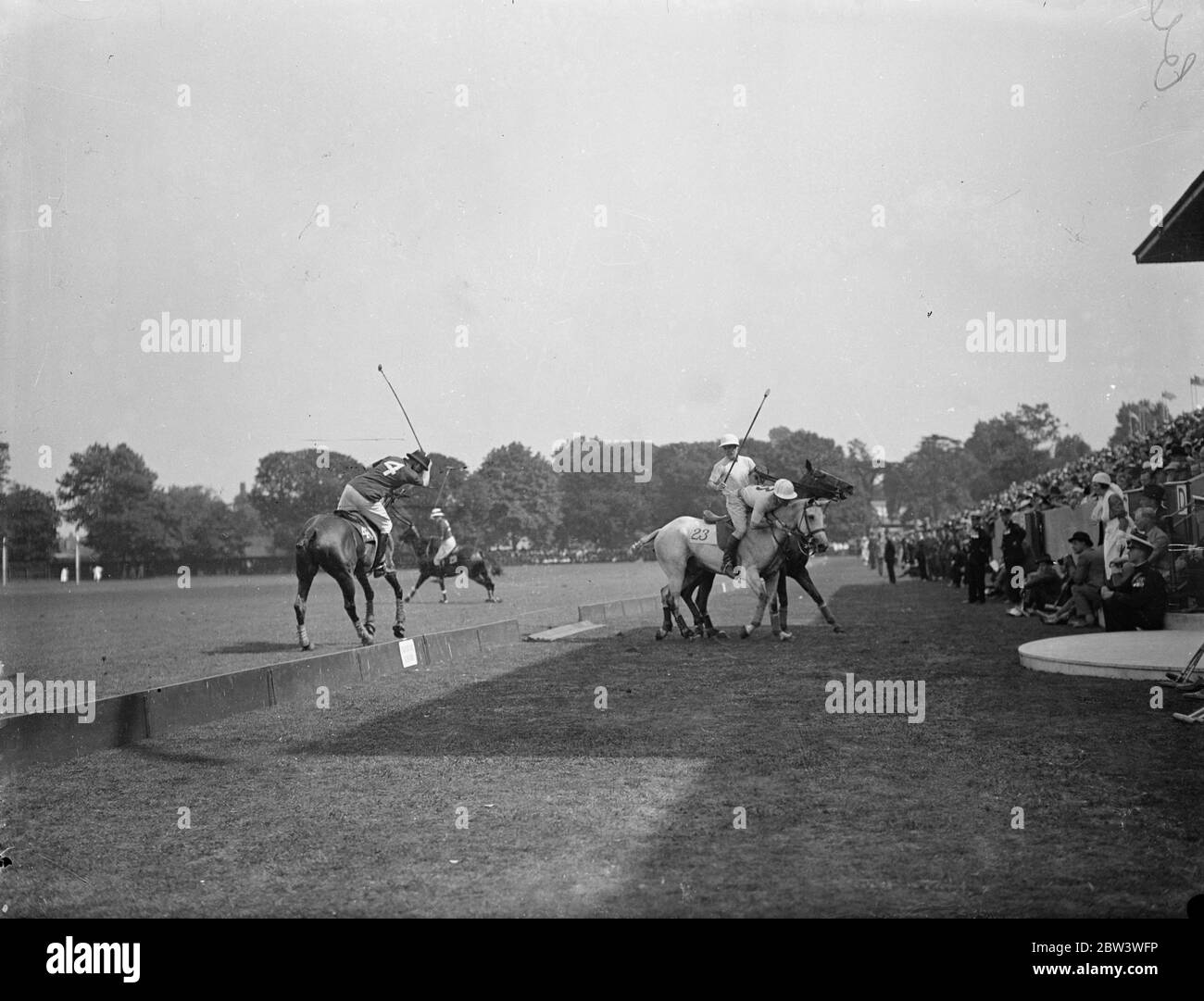 Inghilterra e America giocano la seconda Westchester alla partita di Coppa a Hurlingham . Un incidente durante la partita di polo . 20 giugno 1936 Foto Stock