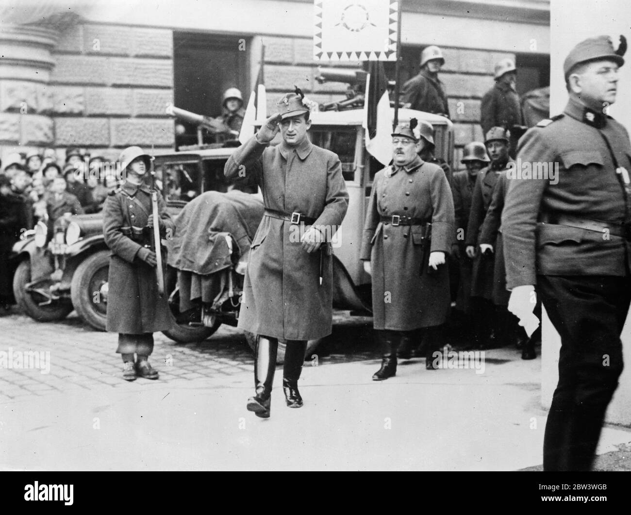 Il vice cancelliere Prince Starhemberg recensisce Heimatschute a Leoben , Austria . Il principe Starhemberg salutava quando arrivò a prendere il saluto alla sfilata . Dietro è il Ministro Berger Waldenegg (con occhiali ) . 26 novembre 1935 Foto Stock