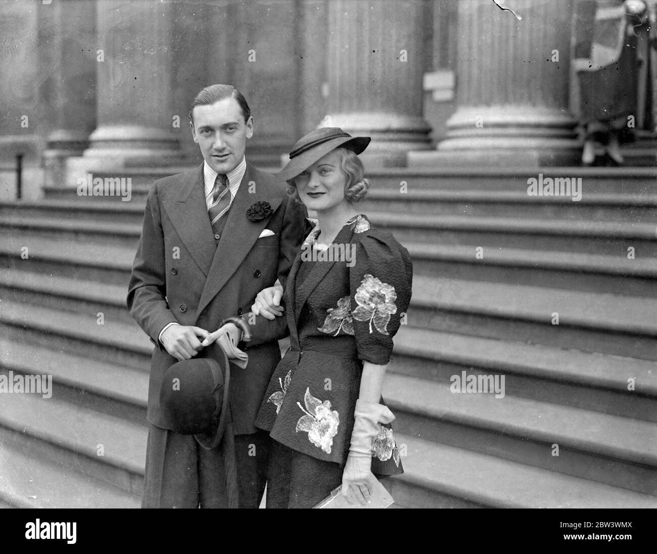 Attrice che non ha uso per i pesi del matrimonio presso il registro di Londra. La sig.ra Isla Bevan , la attrice di film e di scena conosciuta come la ' Costanza inglese Bennett' a causa della sua forte somiglianza con la sig.ra Bennett , era sposata presso l' ufficio di registrazione di Marleybone , Londra , con il sig. Charles Harvey, di Manchester. La sig.na Bevan ha recentemente dichiarato di non avere alcun uso per il matrimonio perché interferirebbe con il suo lavoro . Ora ha cambiato idea . Continuerà la sua carriera . Foto , sposa e sposo dopo la cerimonia . 15 agosto 1936 Foto Stock