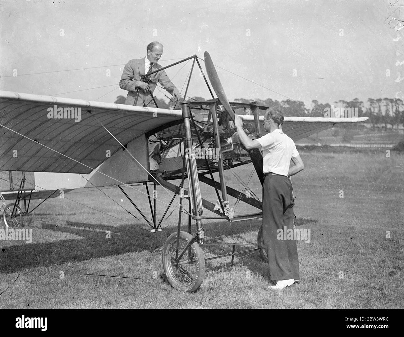 1909 l'aereo prende ancora l'aria . Anche se si è Unito al vecchio crock . Una reliquia dall'alba dell'aviazione , e Bleriot tipo XI aereo del 1909 è di nuovo in fase di cottura , la macchina è un modello simile all'aereo in cui Bleriot ha volato per la prima volta la Manica . La macchina è in possesso della Corperazione internazionale senza cavalli a Brooklands , Surrey , vicino al luogo dove si possono vedere i giganti più recenti mostrando i loro passi . Ha preso il suo posto in una collezione di queer di primi aerei, automobili risalenti a ben 1895 e biciclette dell'era 1865 che sono state g Foto Stock