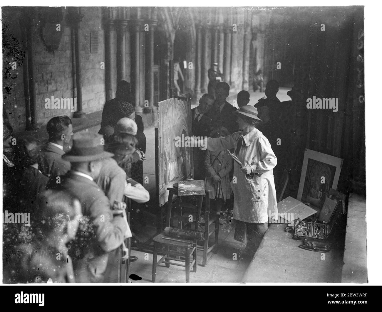 Barriere proteggono le donne artisti dalle folle all'Abbazia di Westminster . Ordine della pittura di bagno . Sig.ra Marjory Watherston , l'artista lavora presso l'Abbazia di Westminster sulla sua immagine del g' Geat Master' dell'Ordine dei bagni, con uffici di tutto l'Ordine, Ritorno alla Casa del Capitolo dopo la cerimonia di insediamento nella Cappella di Re Enrico VII. Molti studi da impostazioni personali sono stati fatti dagli artisti delle figure nella foto . Lavora all'Abbazia senza distrazioni dalle folle degli avvistatori , che sono tenuti lontani dalle barriere . La cerimonia che è oggetto del PPict Foto Stock