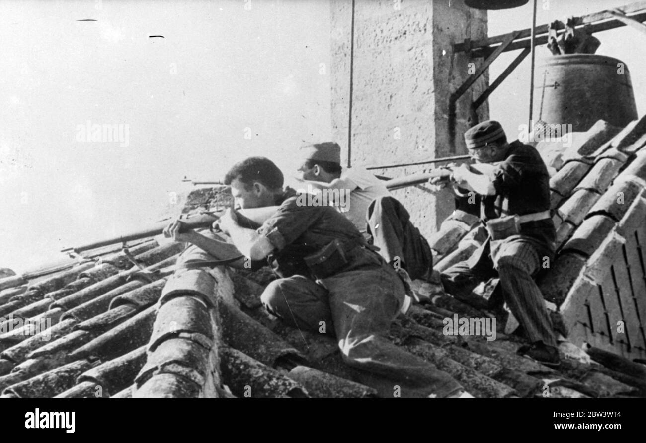 Il governo spagnolo milita fuoco ai ribelli dal tetto in anticipo su Saragossa . Si è riferito che le forze governative spagnole stanno facendo progressi nella loro avanzata su Saragossa , la roccaforte dei ribelli . Una colonna si avvicina da nord e un'altra ha percorso un punto a soli 20 miglia a sud della città . Si afferma che la resistenza da forti distacchi ribelli è stata superata . Foto spettacoli , militanti del governo che sparano ai ribelli dal tetto quando scoppiò una battaglia in un villaggio durante l' avanzamento meridionale del governo su Saragossa . 18 agosto 1936 Foto Stock