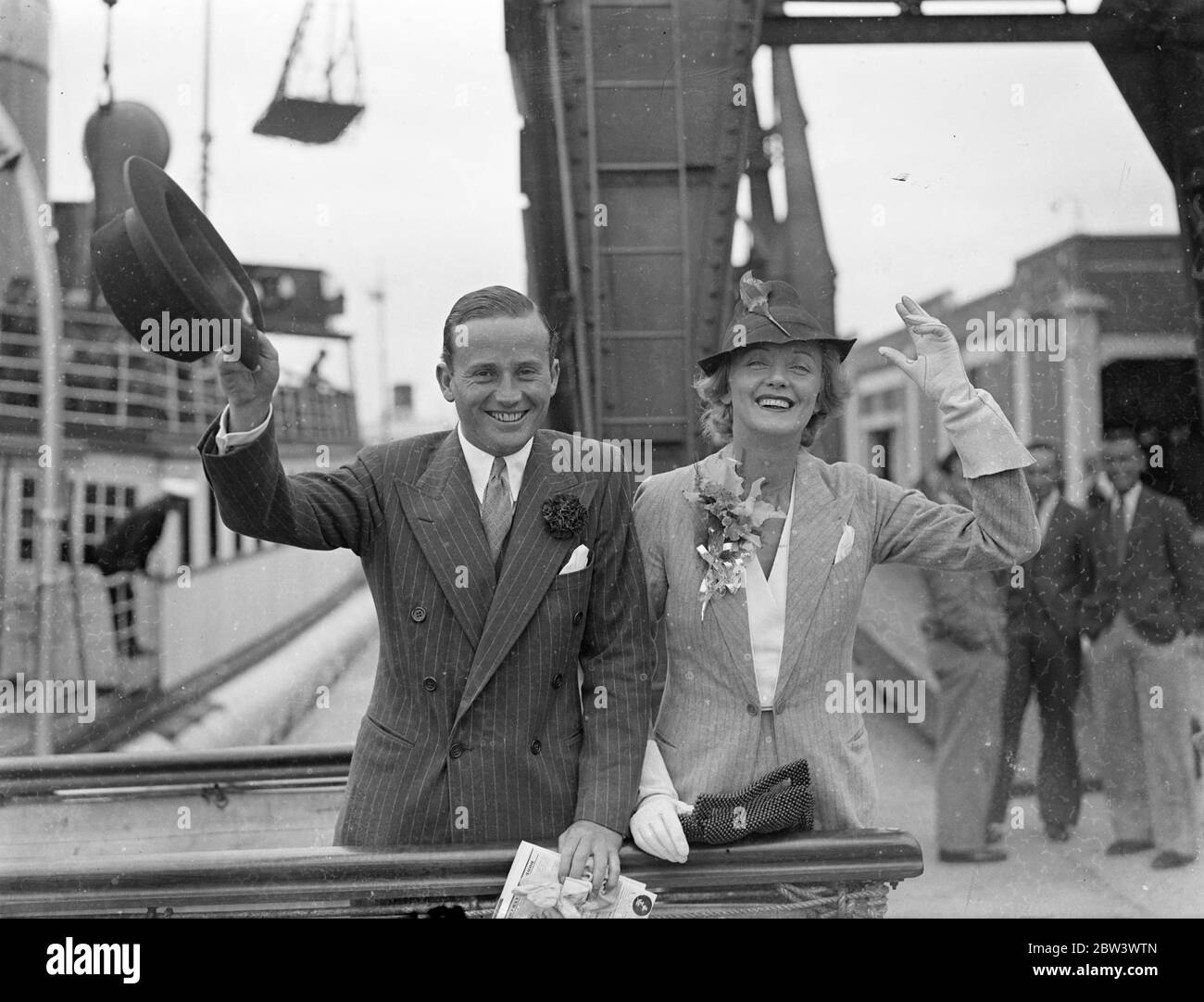 Evelyn Laye e suo marito sono arrivati dall' America . Evelyn Laye , la commedia musicale attrice e suo marito, Frank Lawton , l'attore di scena e di film , sono arrivati a Southampton a bordo dell'Europa dopo un lungo soggiorno negli Stati Uniti . All'arrivo la signorina Laye disse' che non c'è verità nella storia di Frank e di i Holly Hollywood perché temevamo di essere sottomessi a dare prove nel caso Mary Astor . Non conosco nulla della loro vita privata . Spettacoli fotografici , Evelyn Laye e un marito , Frank Lawton , all'arrivo a Southampton . 14 agosto 1936 Foto Stock