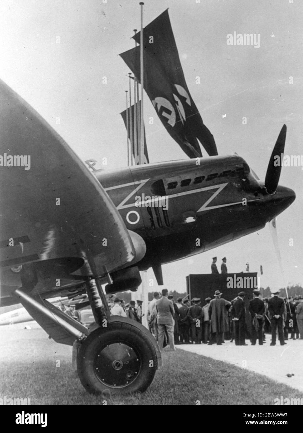 aeroporto Rhein-Main di Francoforte . Aperto come aeroporto commerciale tedesco , la parte settentrionale della base utilizzata come campo per gli aerei e la parte estrema meridionale vicino a Zeppelinheim che serve come base per le navi rigide . Spettacoli fotografici , cerimonia di apertura 1936 Foto Stock