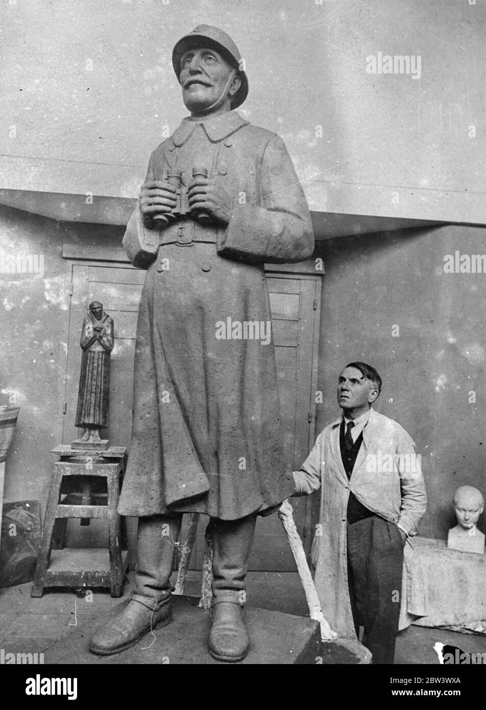 Il monumento al leader della guerra belga è stato inaugurato a Bruxelles il mese prossimo . Un monumento al generale Bernheim , che ha comandato la prima divisione dell'esercito belga l'anno , è stato completato da Edmond de Valériola e sarà svelato in piazza Guttenberg , Bruxelles , il mese prossimo . Spettacoli fotografici : la statua di Lt . Il generale Louis Bernheim e il suo scultore Edmond de Valériola . 21 ago 1936 Foto Stock