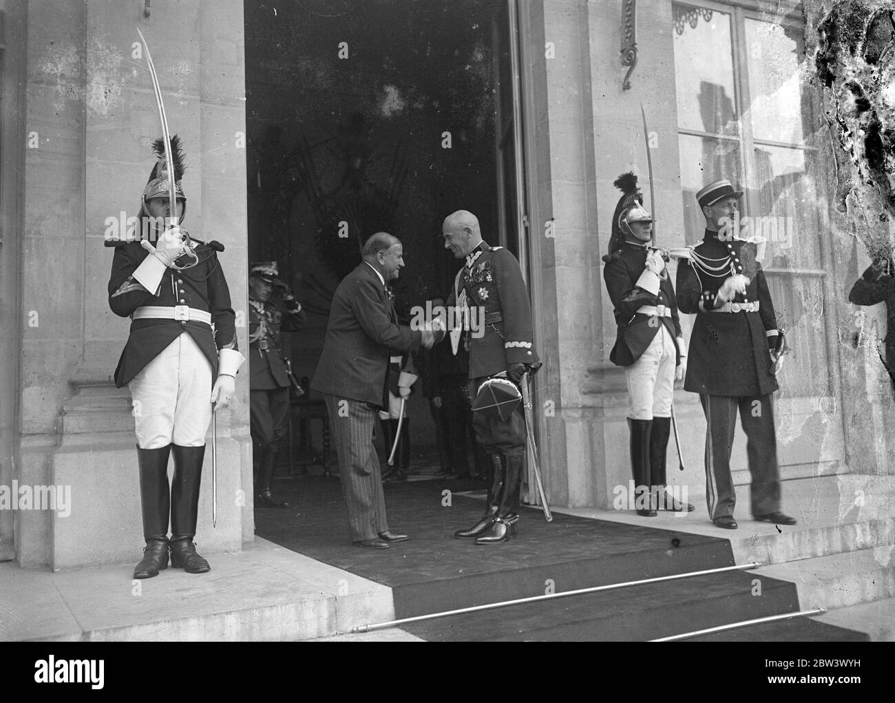 Il generale polacco visita Parigi per rafforzare i legami franco , polacchi . Il generale Edward Rydz Smilly successore del maresciallo Pilsudski come primo cittadino polacco dopo il presidente della repubblica , con Edouard Daladier , ministro francese della Difesa nazionale , dopo una visita al ministero della guerra . 31 agosto 1936 . Didascalia originale da negativo Foto Stock