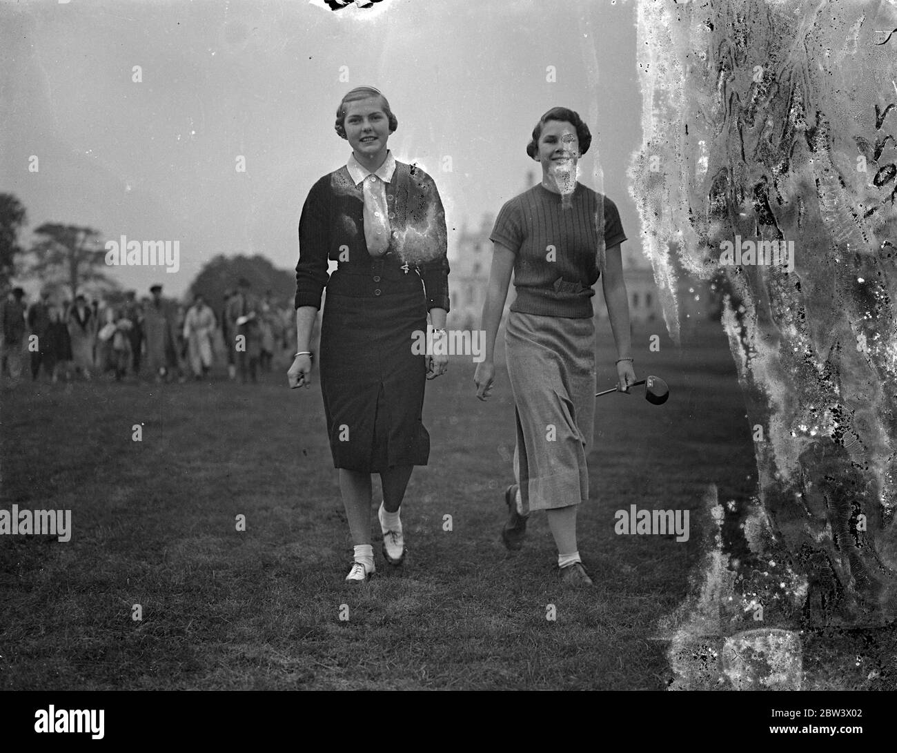 Le partite di apertura nel Campionato di Golf aperto delle ragazze sono state giocate a Stoke Poges . Spettacoli fotografici , Miss Joan Pemberton ( a sinistra ) di Bramall Park , 16 anni preferito per la competizione di quest' anno e Miss Fiona R Morris ( Sandy Lodge ) a piedi dal primo tee . La sig.na Pemberton è stata la seconda classificata l' anno scorso . 9 settembre 1936 titolo originale da negativo Foto Stock