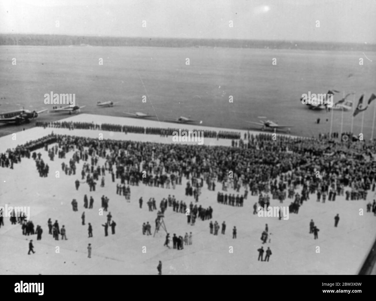 aeroporto Rhein-Main di Francoforte . Aperto come aeroporto commerciale tedesco , la parte settentrionale della base utilizzata come campo per gli aerei e la parte estrema meridionale vicino a Zeppelinheim che serve come base per le navi rigide . Spettacoli fotografici , cerimonia di apertura 1936 Foto Stock