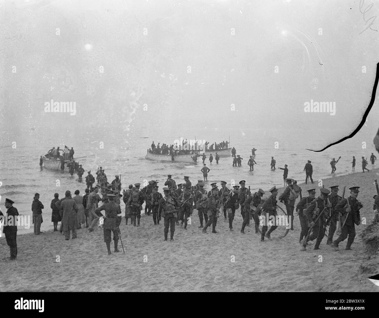 Invasione della Costa Sud in operazioni di marina , esercito e forze aeree . Un' invasione' della Costa Sud faceva parte delle grandi operazioni combinate di marina, esercito e forze aeree sulla costa dell' Hampshire. Le due fazioni opposte nella 'guerra' sono le colonie Essex e Wessex di due potenze europee in guerra, Redland e Blueland , situate su' New Hampshire', un'isola nell' emisfero meridionale. Wessex avendo forza navale superiore , tentò un atterraggio e fu contrastato da un'Esercito Essex relativamente piccola che era stata assemblata nella Nuova Foresta . Foto mostra , l'atterraggio della forza d'invasione ( Foto Stock