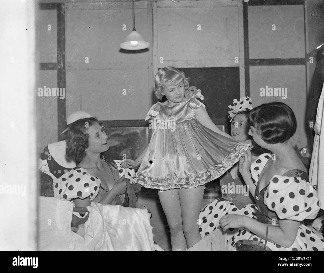 Dietro le quinte del Teatro Radiolimpia . Spettacoli fotografici : Baby Terry , 13 anni , leader dei Juveniles di Terry che stanno comparendo nella mostra teatrale di Radiolimpia durante la National radio Exhibition , che si sottopone ad un'ispezione last-minute prima di andare sul palco di Olympia . 26 agosto 1936 titolo originale da negativo Foto Stock