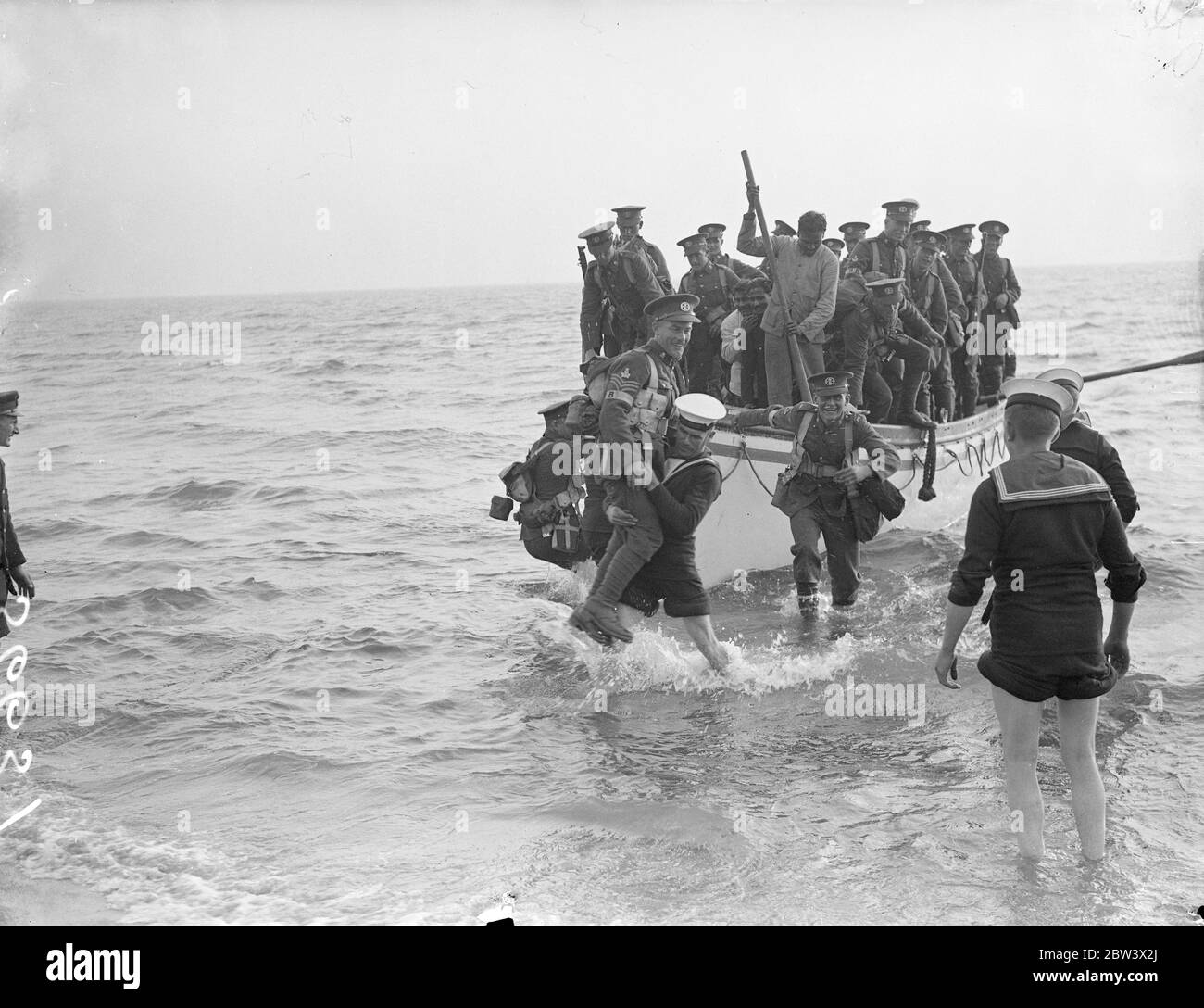 I marinai portano i lubbers a terra nell'invasione della Costa del Sud . Un' invasione' della Costa Sud faceva parte delle grandi operazioni combinate di marina, esercito e forze aeree sulla costa dell' Hampshire. Le due fazioni opposte nella 'guerra' sono le colonie Essex e Wessex di due potenze europee in guerra, Redland e Blueland , situate su' New Hampshire', un'isola nell' emisfero meridionale. Wessex avendo forza navale superiore , tentò un atterraggio e fu contrastato da un'Esercito Essex relativamente piccola che era stata assemblata nella Nuova Foresta . Foto mostra , un sergente della forza invasore che va a terra i Foto Stock