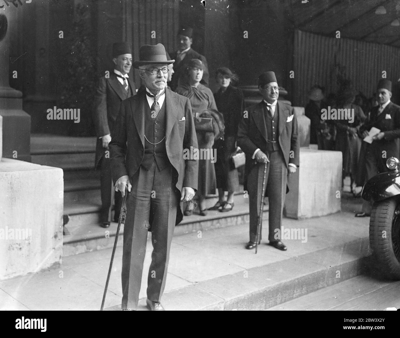 Signor . Macdonald alla firma del Trattato nuovo Anglo - Egiziano . Il nuovo trattato anglo-egiziano è stato firmato nella Sala di Locarno del Ministero degli Affari Esteri il trattato rende permanenti le relazioni tra la Gran Bretagna e l'Egitto . Prevede l'evacuazione del Cairo da parte delle truppe britanniche , ma la continua guardia delle rotte essenziali dell'Impero, compresa l'area del canale di Suez . La delegazione egiziana del 13 era guidata da Mustapha el Nahas Pasha, il Premier. Spettacoli fotografici : Ramsay MacDonald , uno dei firmatari della Gran Bretagna , che arriva al Ministero degli Esteri con delegati egiziani alle spalle. 26 ago 1936 originale c Foto Stock