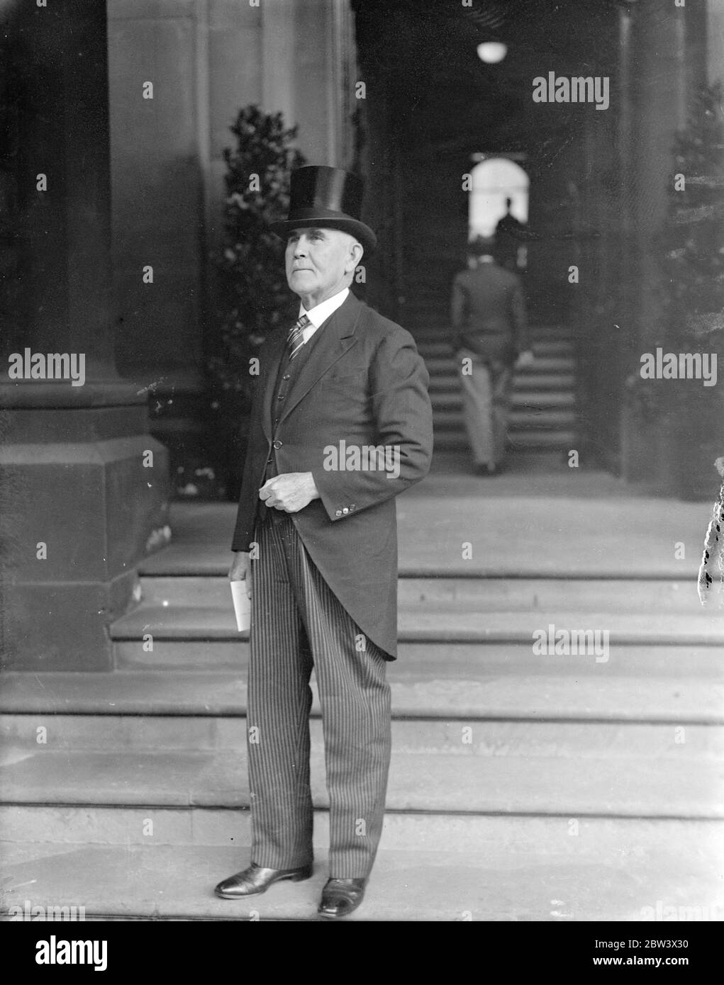 [ Sir James Park arriva per la firma del trattato egiziano ??? ] [ Sir Miles Wedderburn Lampson ? Arrivato per la firma del Trattato anglo-egiziano del 1936 presso il Foreign Office di Londra . Su GB & NI parte firmata : Anthony Eden , James Ramsay MacDonald , Sir John Simon , Viscount Halifax , Sir Miles Wedderburn Lampson . ] Foto Stock