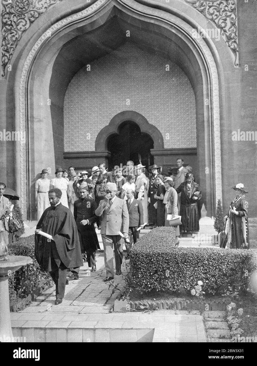 L'imperatore Haile Selassie d'Etiopia e i membri della sua famiglia e suite hanno visitato la Moschea di Woking (Surrey) da Bath . La comunità musulmana ha dato un indirizzo di benvenuto , e i potentati indiani erano presenti . Spettacoli fotografici : Imperatore Haile Selassie alla Moschea . 25 ago 1936 titolo originale negativo la moschea Shah Jahan fu la prima moschea costruita appositamente in Europa al di fuori della Spagna musulmana Foto Stock