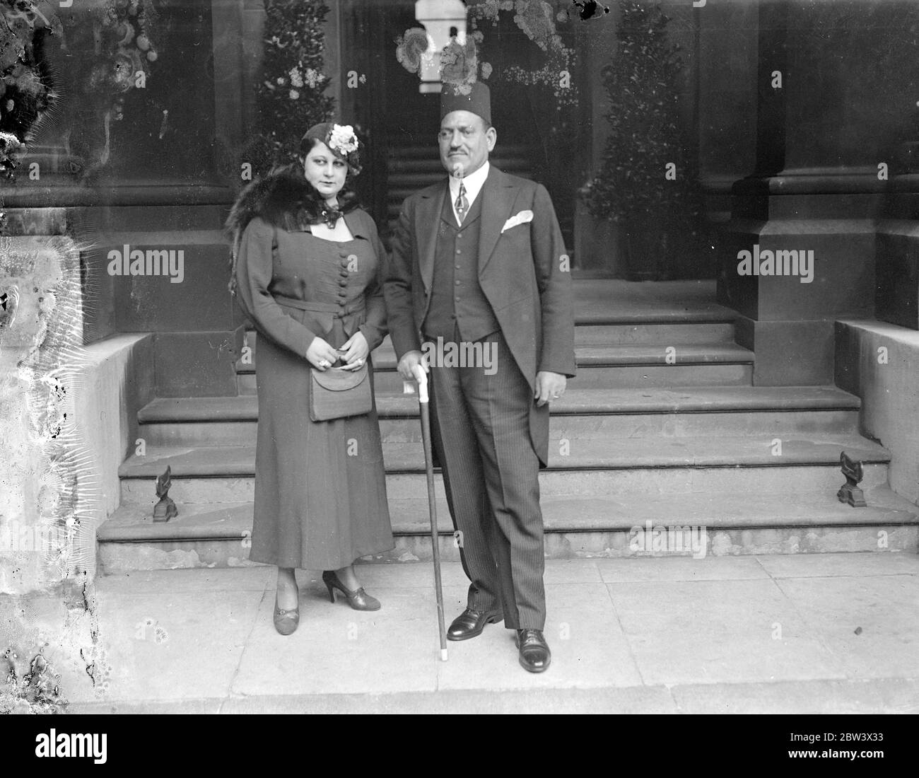 Il nuovo trattato anglo-egiziano è stato firmato nella Sala di Locarno del Ministero degli Affari Esteri il trattato rende permanenti le relazioni tra la Gran Bretagna e l'Egitto . Prevede l'evacuazione del Cairo da parte delle truppe britanniche , ma la continua guardia delle rotte essenziali dell'Impero, compresa l'area del canale di Suez . La delegazione egiziana del 13 era guidata da Mustapha el Nahas Pasha, il Premier. Foto : Nahas Pasha , il Premier egiziano , che arriva al Ministero degli Esteri con la moglie per la firma del trattato . 26 ago 1936 titolo originale da negativo Foto Stock