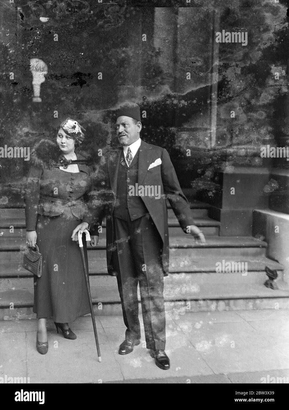 Premier egiziano in ufficio con moglie per la firma del nuovo anglo - Trattato egiziano . Il nuovo trattato anglo-egiziano è stato firmato nella Sala di Locarno del Ministero degli Affari Esteri il trattato rende permanenti le relazioni tra la Gran Bretagna e l'Egitto . Prevede l'evacuazione del Cairo da parte delle truppe britanniche , ma la continua guardia delle rotte essenziali dell'Impero, compresa l'area del canale di Suez . La delegazione egiziana del 13 era guidata da Mustapha el Nahas Pasha, il Premier. Foto : Nahas Pasha , il Premier egiziano , che arriva al Ministero degli Esteri con sua moglie per la firma del trattamento Foto Stock