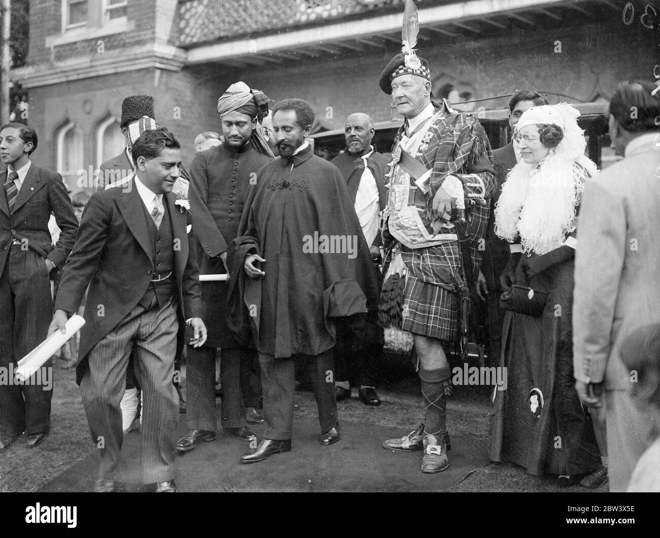 L'imperatore Haile Selassie ha accolto con cornamuse alla Moschea di Woking . L'imperatore Haile Selassie d'Etiopia e i membri della sua famiglia e suite hanno visitato la Moschea di Woking (Surrey) da Bath . La comunità musulmana ha dato un indirizzo di benvenuto , e i potentati indiani erano presenti . Foto spettacoli : Imperatore Haile Selassie con Sir Abdulah Archibald Buchanan Hamilton , che ha accolto con Negus con borsetta - pipe . 25 ago 1936 titolo originale negativo la moschea Shah Jahan fu la prima moschea costruita appositamente in Europa al di fuori della Spagna musulmana Foto Stock