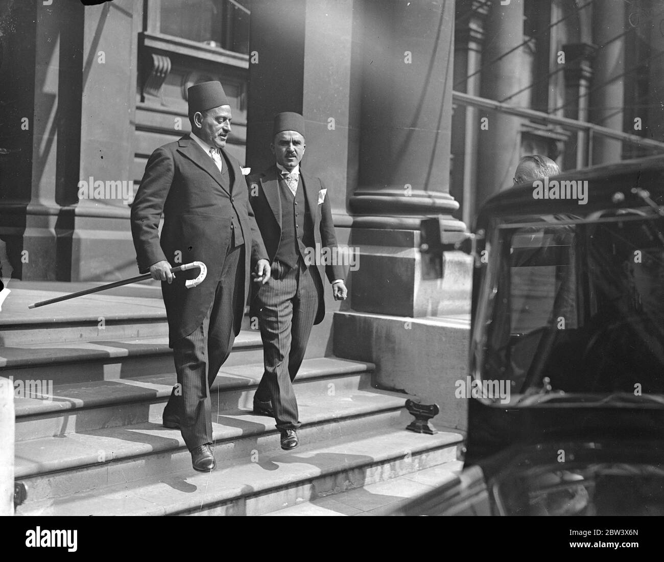 Il Premier egiziano lascia l'ufficio degli esteri . La delegazione egiziana guidata dal Premier Nahas Pasha , che è venuta a Londra per la firma del nuovo trattato anglo egiziano, ha lasciato il Ministero degli Esteri dopo aver visto Anthony Eden . Mostre fotografiche , Nahas Pasha lascia il Ministero degli Esteri . 24 agosto 1936 titolo originale da negativo Foto Stock