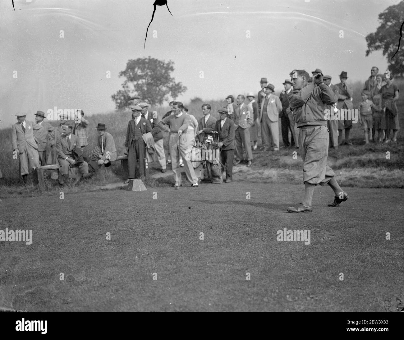 Concorrente americano nel grande torneo professionale di golf . I golfisti principali stanno competendo nei campionati professionali di matchplay del valore di Â£1250 a Oxhey , Herts . Foto spettacoli , A J Lacey (Berkshire) , un semi finalista nel 1932 , guidando dal terzo tee contro W J Branch (Henbury ) . 15 settembre 1936 Foto Stock