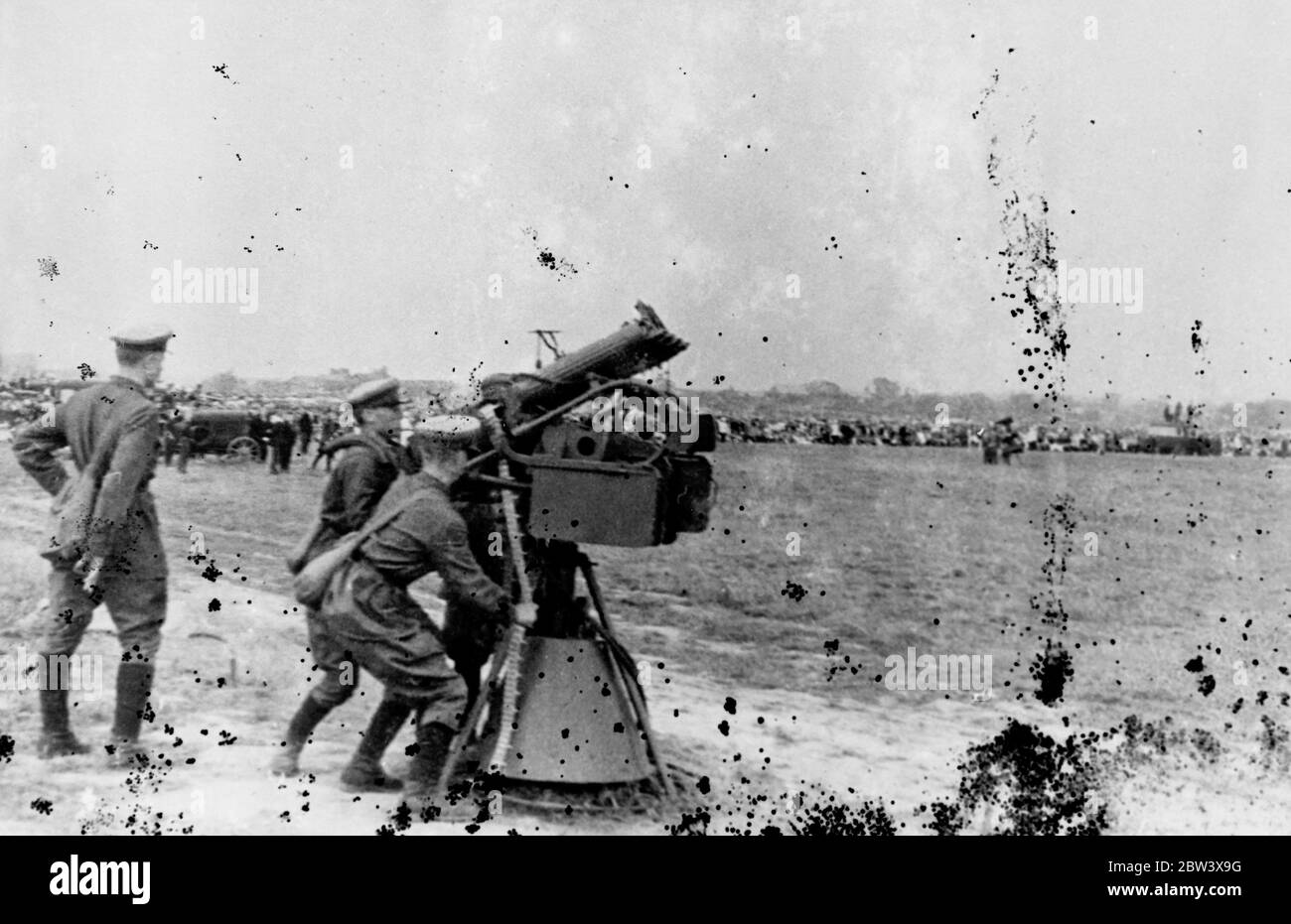 La nuova pistola antiaerea multibarreled della Russia ha dimostrato a Mosca . L'ultima arma della Russia concepita per l'uso contro gli aerei invasori e la pistola a sparo rapido con più armature è stata dimostrata per alti funzionari in un'esposizione aerea a Mosca . La pistola è stata messa in atto quando una flotta di aerei da lettura volò e tentò di bombardare l'aerodromo . La foto mostra la nuova pistola anti-aereo con più barrelati che ha respinto un attacco aereo all'aerodromo di Mosca durante le dimostrazioni . 13 settembre 1936 Foto Stock