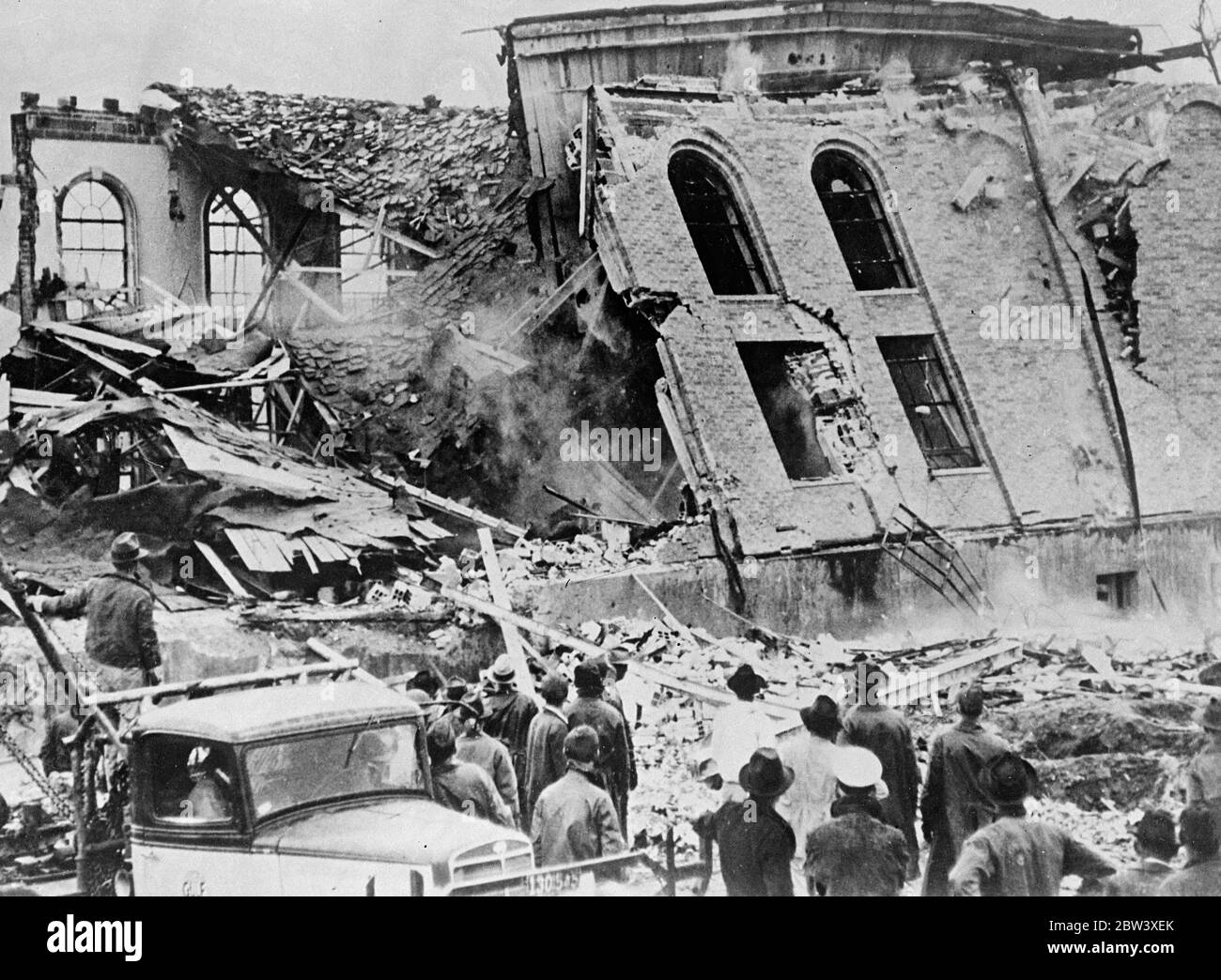 Una foto scattata nel momento esatto in cui un muro crollò a seguito della disastrosa esplosione della New London Community School , New London , Texas , dove più di 500 bambini sono morti in un'esplosione che ha distrutto gli edifici scolastici . La scuola era situata nel centro di un campo petrolifero e si ritiene che l'esplosione sia stata dovuta a fiamme . . 29 marzo 1937 Foto Stock