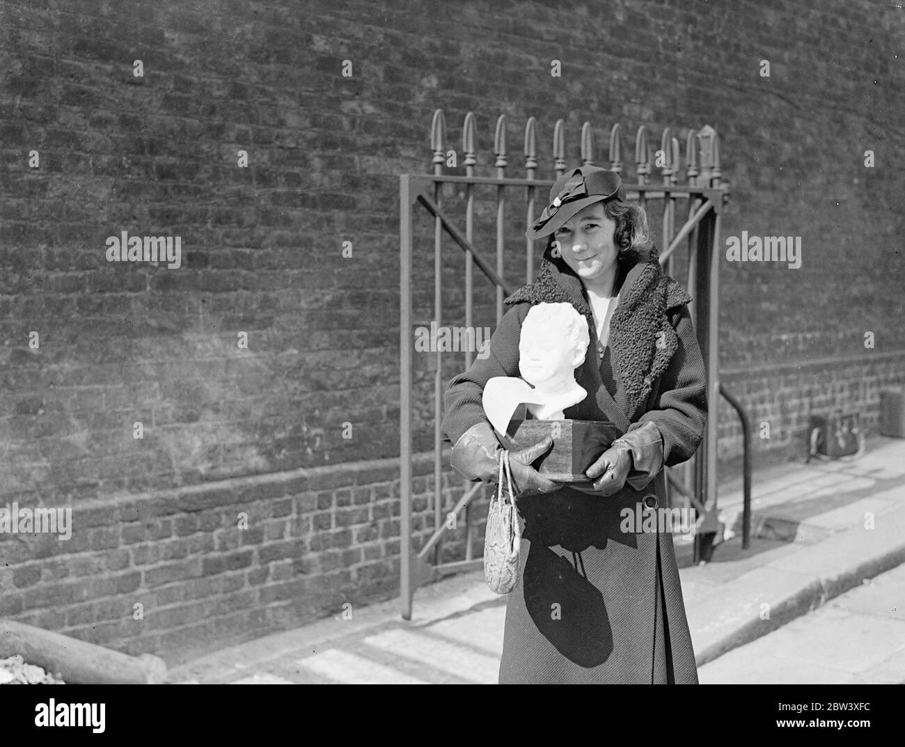 Donna scultore arriva Royal Academy con busto. Gli scultori portarono le loro opere alla Royal Academy, Burlington House, il giorno dell'invio finale per la scultura. Foto: MRS Mabel McCloud arriva con il suo busto di un bambino, Annie. 31 marzo 1937 Foto Stock