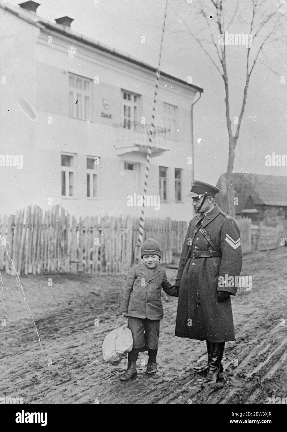 Otto anni ' crook' espulsi dalla Cecoslovacchia. A giudicare dal suo chubby , sorridente viso sotto una cuffia di lana , il burro wouldn' t si scioglie nella bocca di Boguslaw Szkedron, 8 anni, Eppure le sue delinquenze hanno posto la polizia cecoslovacca un problema tale che ora è stato espulso dal paese con tutta la solennità accordata un truffatore internazionale del primo Ordine . Boguslaw , con tutti i suoi effetti personali avvolti in un pacco di carta , lasciò la città di Czarny Dunajee con la mano tenuta nella gentilmente presa di un poliziotto burly . Spettacoli fotografici , Boguslaw Szkodron , di otto anni , pronti a scuotere il Foto Stock