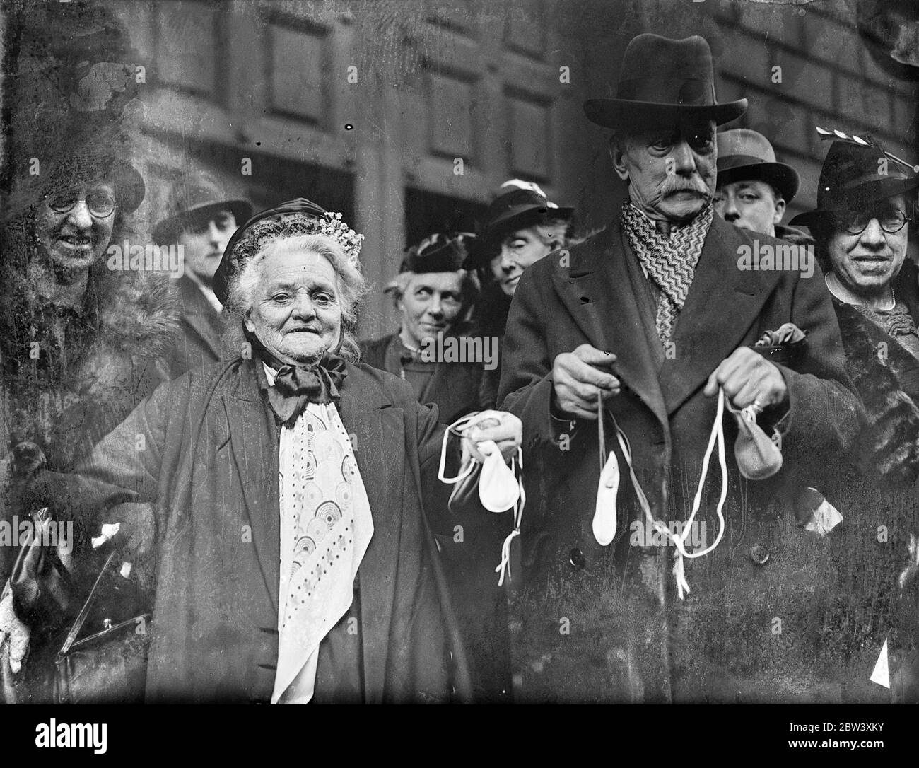 Il primo lotto di conio di Giorgio VI coniato appositamente per l'adesione, fu distribuito dall'arcivescovo di Canterbury, come Lord High Almoner , durante la cerimonia annuale di Maundy Money nella Cattedrale di San Paolo. La distribuzione è stata fatta a 42 uomini e 42 donne corrispondenti agli anni dell'età del re. La cerimonia è stata trasferita a St Pauls mentre l'Abbazia di Westminster è chiusa per le alterazioni dell'incoronazione. Foto: I destinatari con i loro soldi Maudy dopo la cerimonia. 25 Marzo 1937 Foto Stock