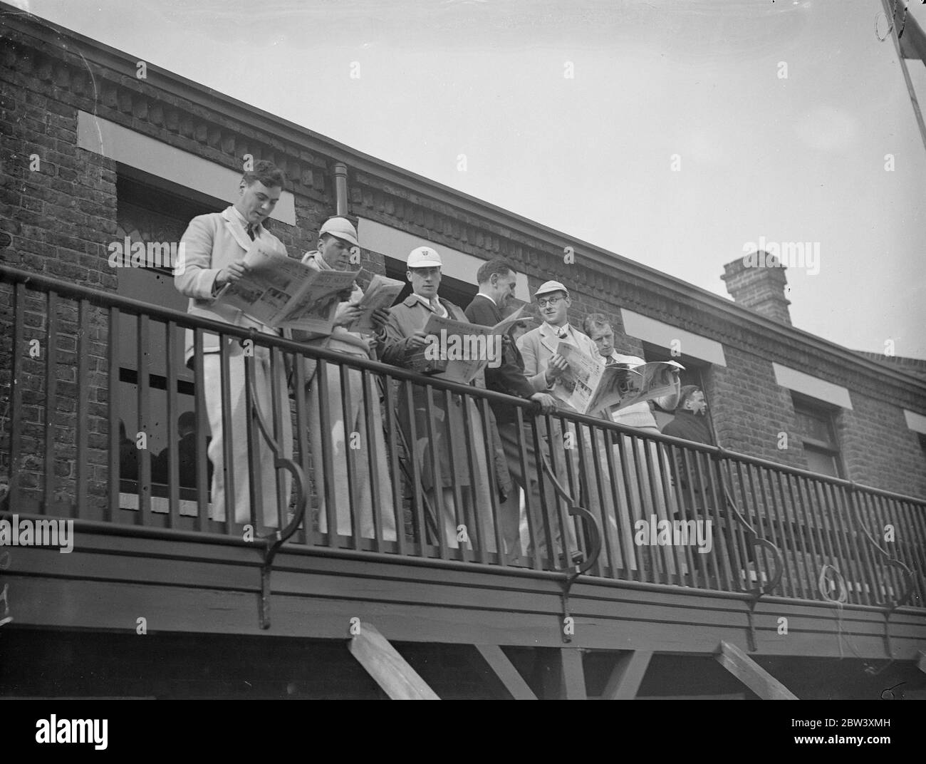 Cambridge guardare Oxford hanno ultimo allenamento prima di ' Boat Race ' . L'equipaggio di Cambridge guardava da un balcone quando Oxford aveva una finale uscita a Putney prima della gara in barca. Spettacoli fotografici , l'equipaggio di Cambridge che guarda Oxford alla loro pratica finale . 18 marzo 1937 Foto Stock