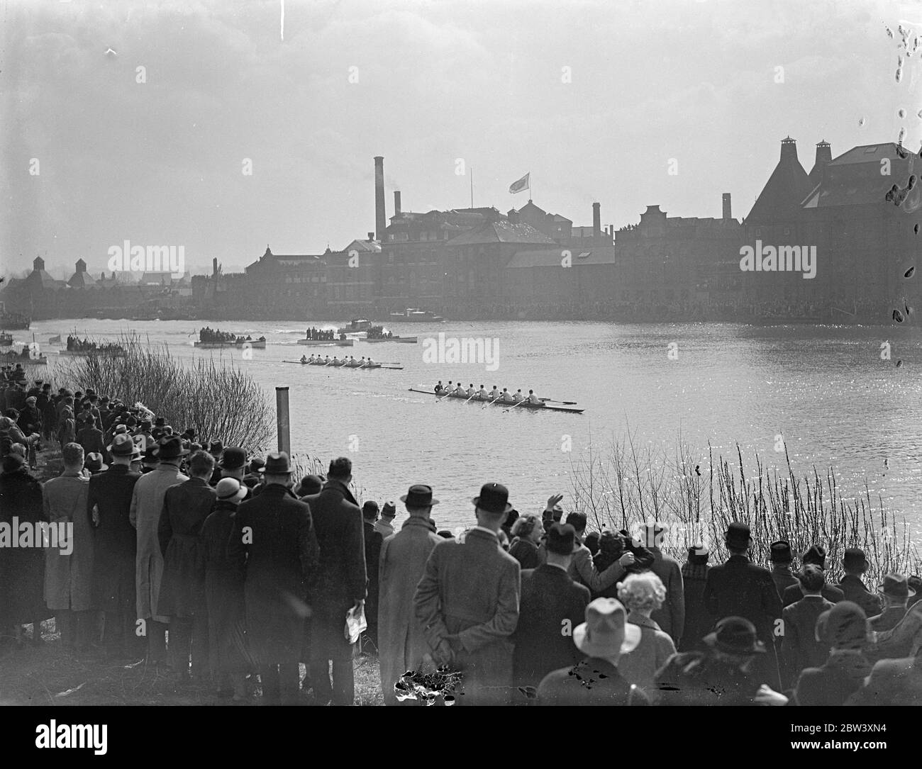 Oxford vince la gara in barca . Dopo una serie di tredici difetti , Oxford è finalmente riuscita a vincere la 'Boat Race' , sconfiggendo Cambridge per tre lunghezze sul campo da Putney a Mortlake . Foto mostra, il finale con Oxford i vincitori . 24 marzo 1937 Foto Stock