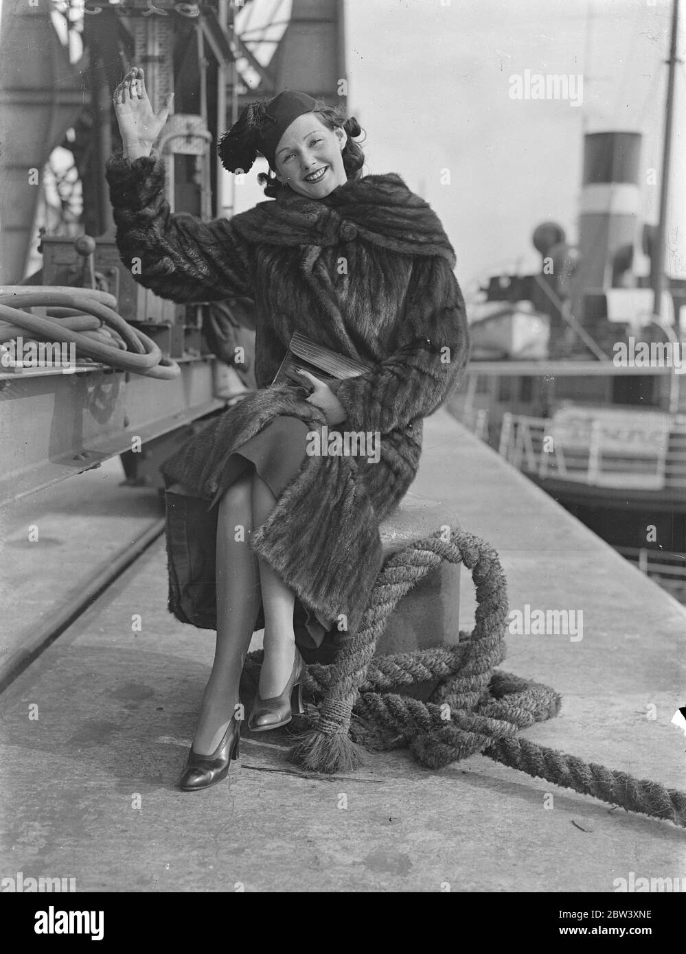 Elizabeth Allan torna da Hollywood . La sig.ra Elizabeth Allan , l'attrice britannica del film, è tornata da Hollywood a bordo del liner Europa . Spettacoli fotografici , Elizabeth Allan fotografato all'arrivo a Southampton . 24 marzo 1937 Foto Stock