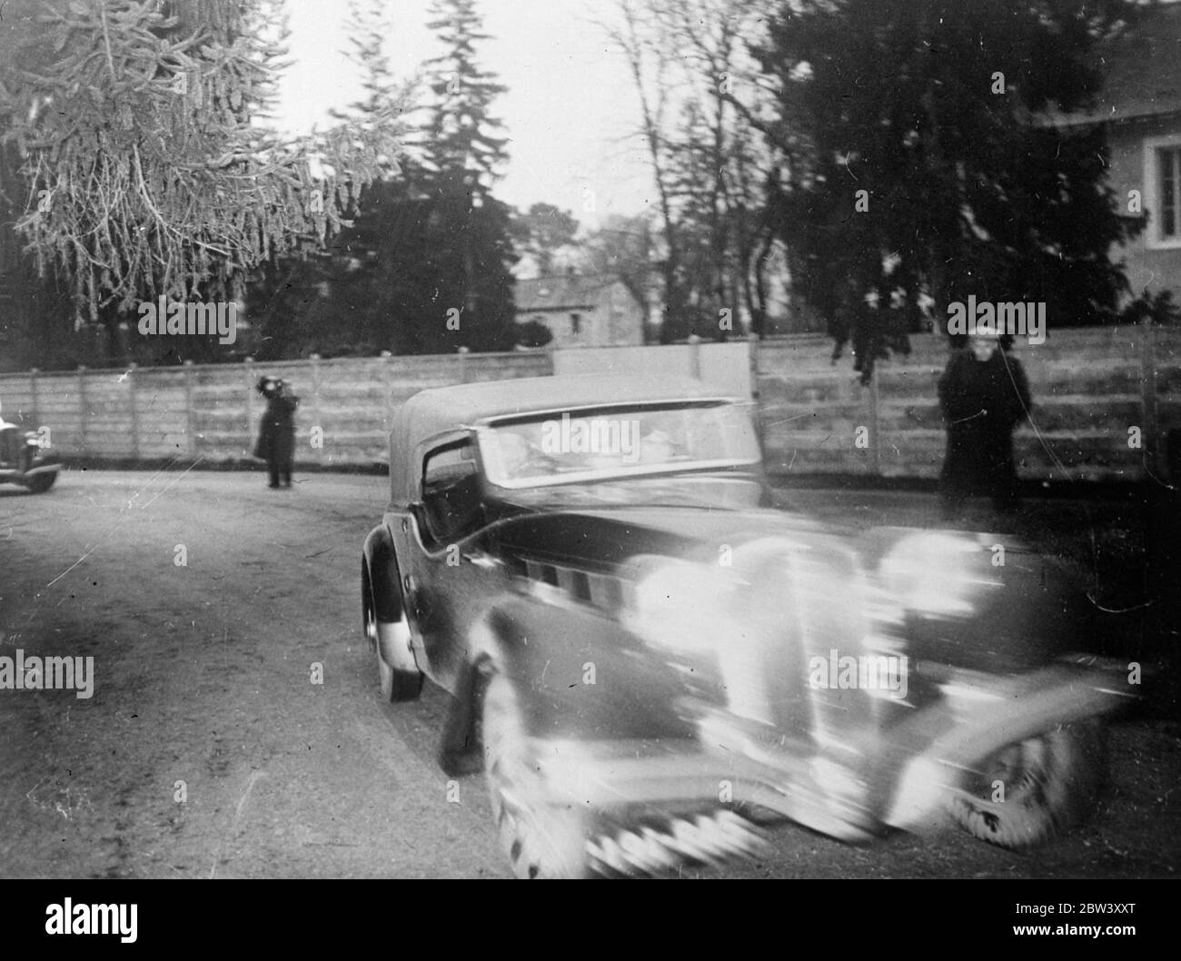 La signora Simpson arriva a casa nuova . La signora Wallis Simpson arrivò alla sua nuova casa, lo Chateau de Canada, a Monts , a 20 miglia da Tours , Francia , in auto , entrando attraverso una delle entrate poco conosciute . Era accompagnata dal signor e dalla signora Herman Rogers , che erano i suoi ospiti a Cannes . Per distrarre l'attenzione una macchina decoy è stata guidata attraverso l'entrata principale. La sig.ra Simpson è ospite del Chateau de Canae del sig. E del sig. Charles e Bedaux. Foto spettacoli, la signora Simpson che si trova al suo arrivo nel castello di Cande . 10 marzo 1937 Foto Stock