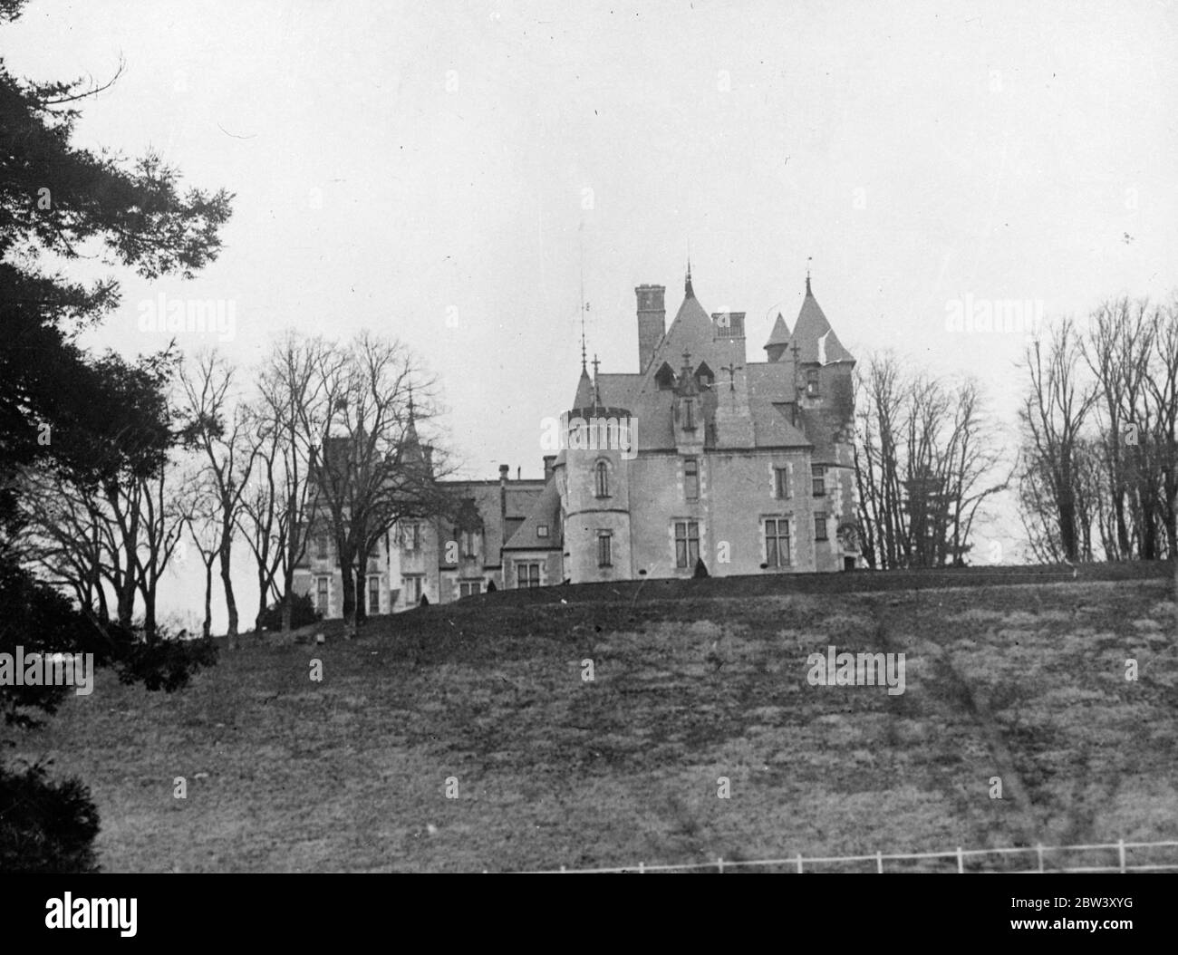 La signora Simpson arriva a casa nuova . La signora Wallis Simpson arrivò alla sua nuova casa, lo Chateau de Canada, a Monts , a 20 miglia da Tours , Francia , in auto , entrando attraverso una delle entrate poco conosciute . Era accompagnata dal signor e dalla signora Herman Rogers , che erano i suoi ospiti a Cannes . Per distrarre l'attenzione una macchina decoy è stata guidata attraverso l'entrata principale. La sig.ra Simpson è ospite del Chateau de Canae del sig. E del sig. Charles e Bedaux. Foto , il Castello di Cande , dove la signora Simpson ha ora preso la residenza . 10 marzo 1937 Foto Stock