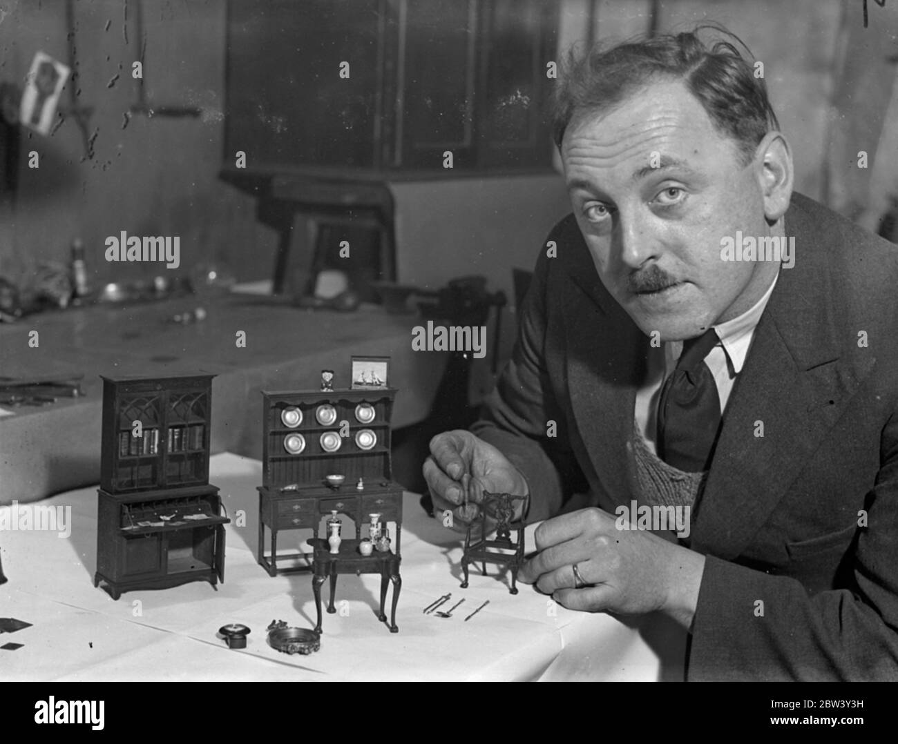 Ex poliziotto fa mobili miniture . Esempi in regalo museam . Il dono di un museo londinese di mobili in miniatura della sig.ra James W Thorne di Chicago ha portato alla luce il lavoro di un ex poliziotto metropolitano, il sig. A Reeves. I mobili miniture sono stati realizzati da Reeves , che porta il suo mestiere altamente qualificato in Francis Street , Westminster , Londra . tutti i suoi modelli sono squisitamente fatti , ma nonostante la natura del suo lavoro non ha bisogno di indossare occhiali . La signora Thorne ha visto alcuni esempi del suo lavoro durante una visita a Londra e da allora ha fatto molti pezzi del periodo per il miniture r Foto Stock