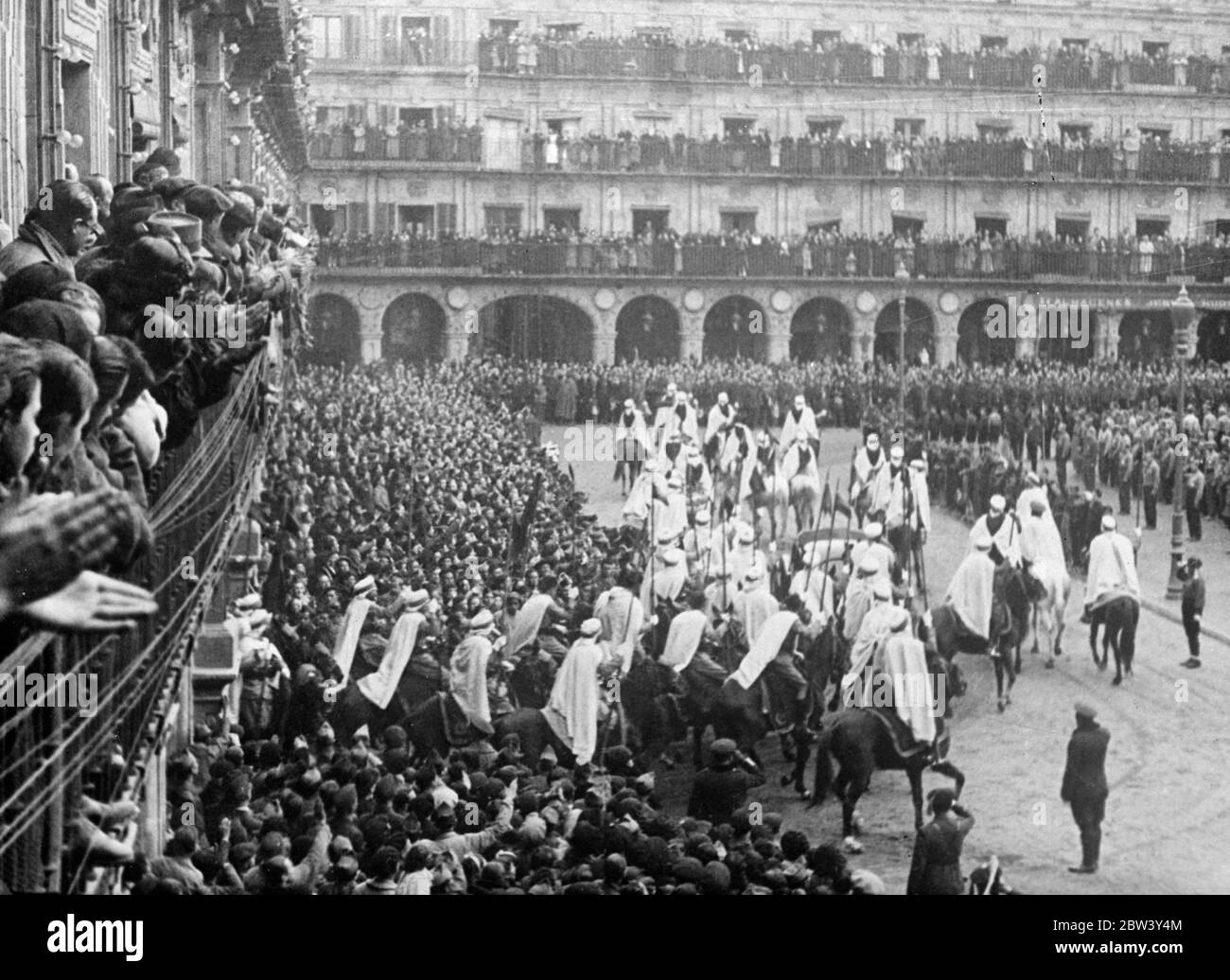 Moors accompagnano la macchina dell' ambasciatore tedesco , passando per Salamanca mentre va a presentare le sue credenziali a Franco . La sua auto scortata dalla cavalleria moresca , il generale Faupel , ambasciatore tedesco al governo spagnolo dissidente , ha guidato attraverso le strade costeggiate dalla folla a Salamanca , attuale sede dell'Alto comando dei ribelli , per presentare le sue credenziali al generale Franco presso il municipio . Spettacoli fotografici , auto del generale Faupel scortata da Moors mentre guidava al Municipio di Salamanca . 9 marzo 1937 Foto Stock