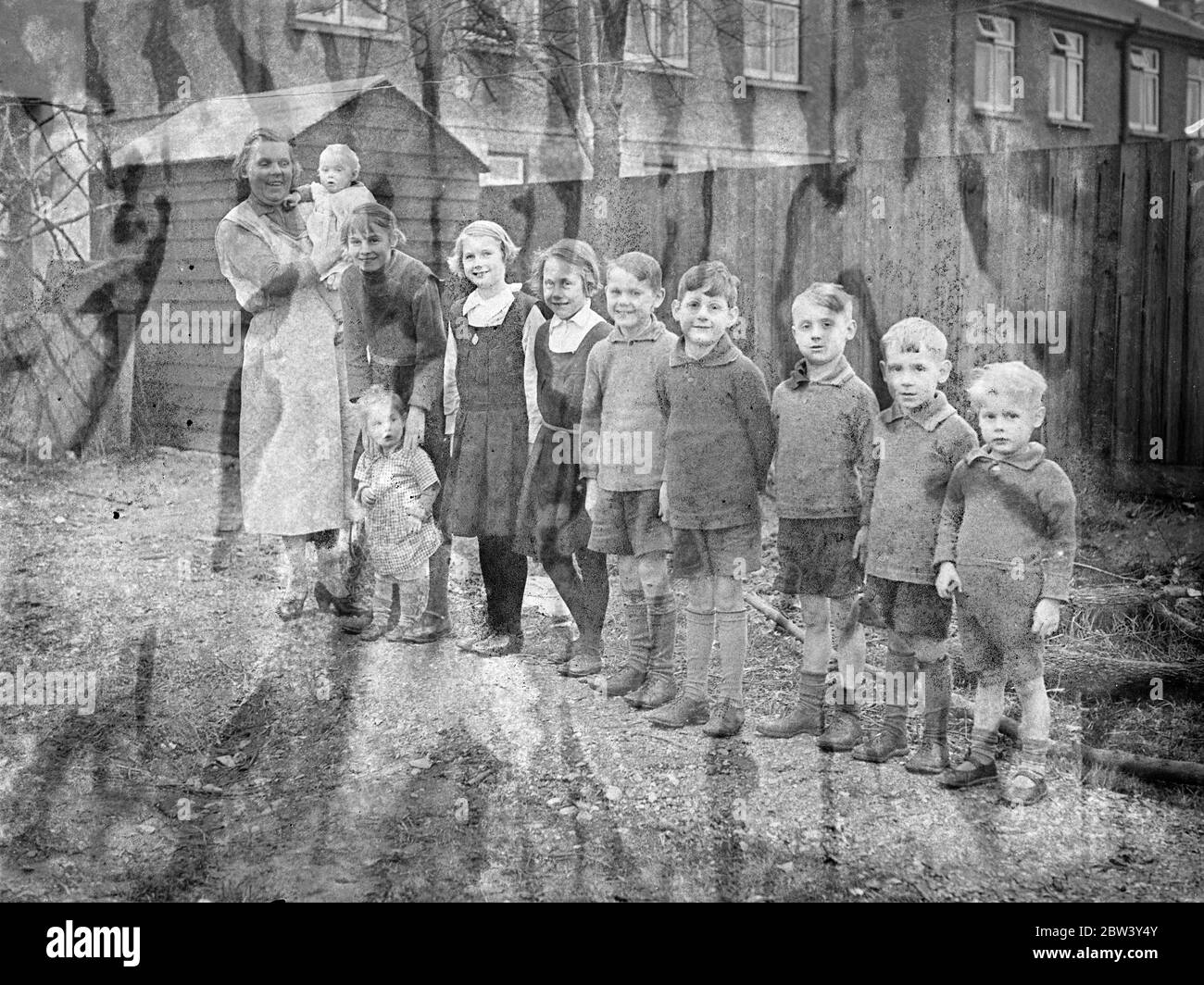 Madre di quattordici sceglie i nomi dai programmi radiofonici . Al 40 anni la signora William Paget di Sunbury , Middlesex , è la madre di 14 figli . Suo marito ha 42 anni. I bambini hanno un'età compresa tra 1 anno e 18 anni . La onorevole Paget dice che il suo principale problema è stato quello di trovare un nome per ogni bambino . Da diversi anni ha dovuto scegliere nuovi nomi dai programmi radiofonici . Frank prende il nome da Frank Titterton , Eric dopo Eric Mashwitz , Derek dopo Derek Derek Oldham e Raymond dopo Raymond Newell . Ci sono sette ragazzi e sette ragazze nella famiglia . Tredici vivono a casa Foto Stock