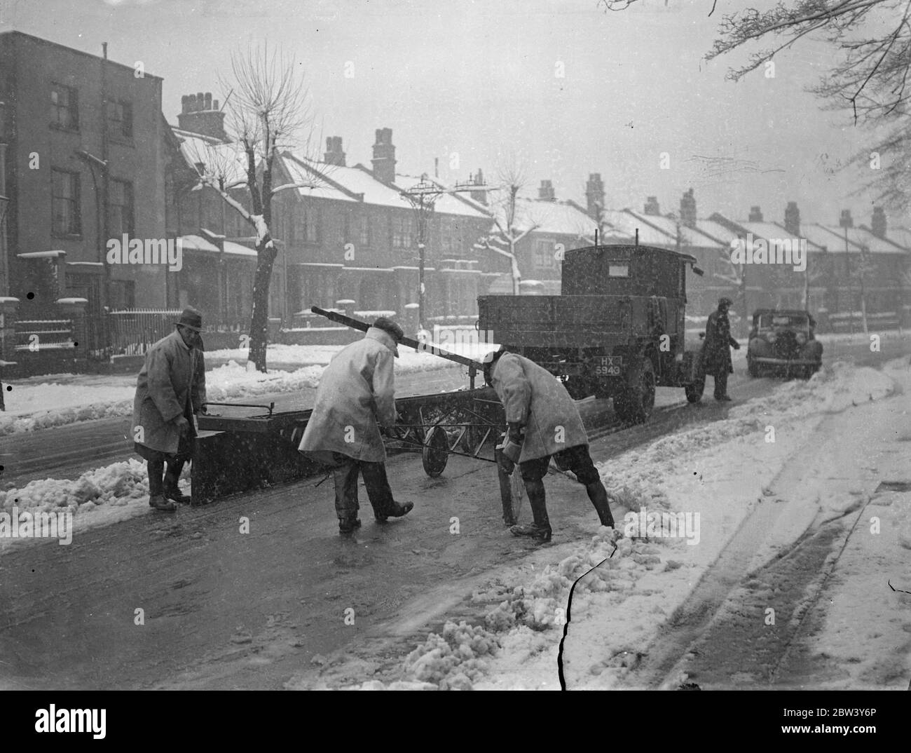 Spazzaneve chiaro Highgate Roads . Oggi ( domenica ) sono state chiamate delle bande speciali di uomini per liberare le strade di Highgate bloccate da fitte derive di neve a seguito della tempesta . Spettacoli fotografici , un aratro che rade North Hill , Highgate . 7 marzo 1947 Foto Stock