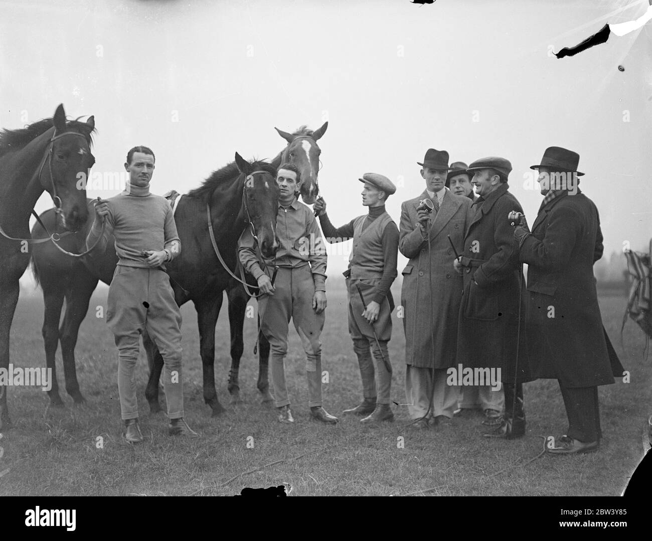 Tom Walls e cavalli offrono effetti per la trasmissione della funzione Grand National. Tom Walls, l'attore del film, e i cavalli da corsa che ha addestrato al Looe, Ewell, Surrey, ha fornito un furgone di registrazione della BBC con i rumori che richiedono per illuminare l'occhio del programma di Grand National Feature che è chiamato direttamente dalla bocca del Cavallo. Tom Walls è il capo della trasmissione, preparando tutto per la BBC. Sta consegnando la sua tassa al Fulham Road Cancer Hospital. Spettacoli fotografici: Tom Walls, con funzionari della BBC (a destra) e alcuni cavalli. Tom Walls' figlio Tom Walls Jr., è sulla sinistra (tenendo b Foto Stock