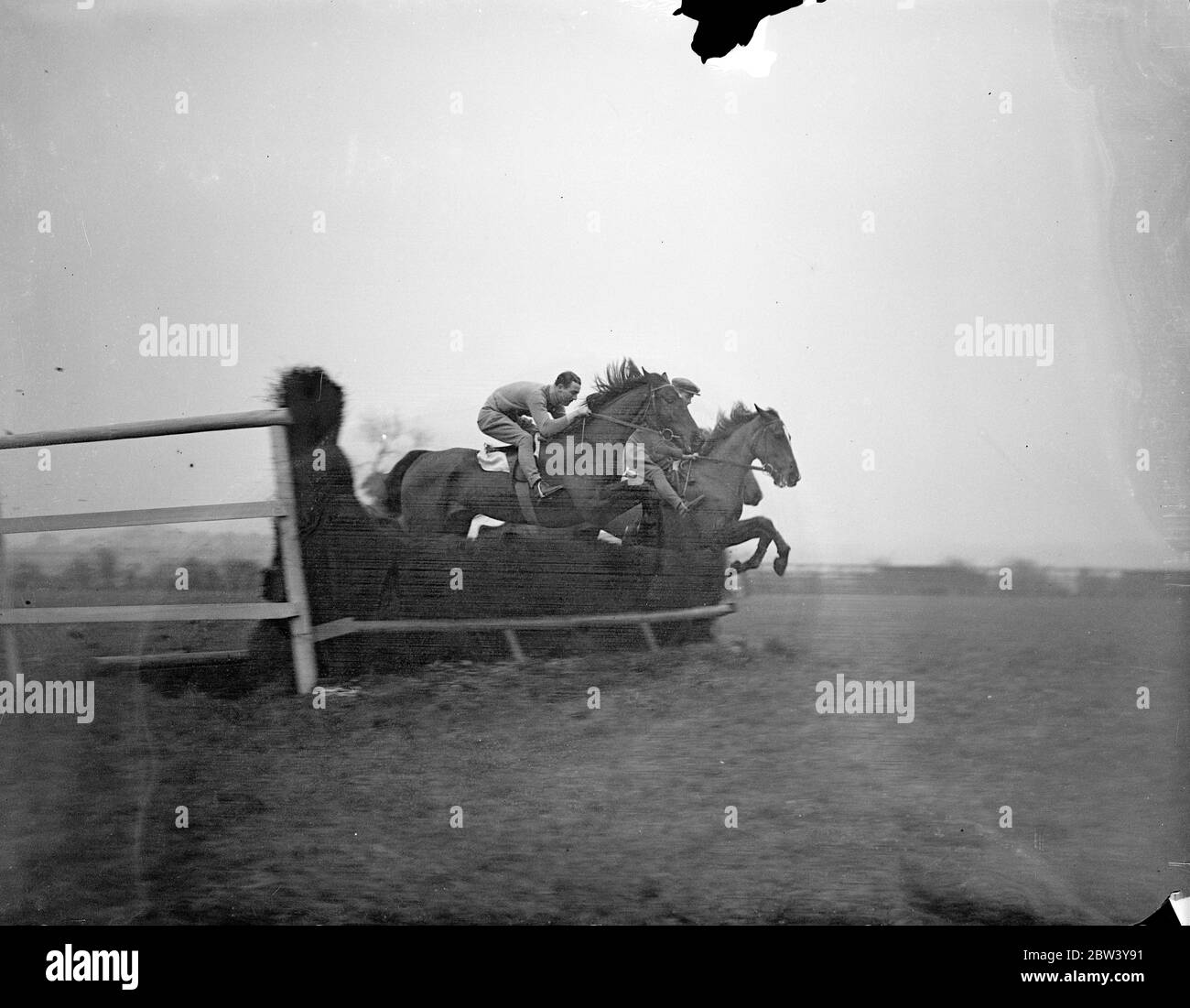 Tom Walls e cavalli offrono effetti per la trasmissione della funzione Grand National. Tom Walls, l'attore del film, e i cavalli da corsa che ha addestrato al Looe, Ewell, Surrey, ha fornito un furgone di registrazione della BBC con i rumori che richiedono per illuminare l'occhio del programma di Grand National Feature che è chiamato direttamente dalla bocca del Cavallo. Tom Walls è il capo della trasmissione, preparando tutto per la BBC. Sta consegnando la sua tassa al Fulham Road Cancer Hospital. Foto spettacoli: Thorny Lad, Red Robber e lontano facendo un salto per fornire effetti sonori. La telecamera più vicina al pilota è quella delle pareti Foto Stock