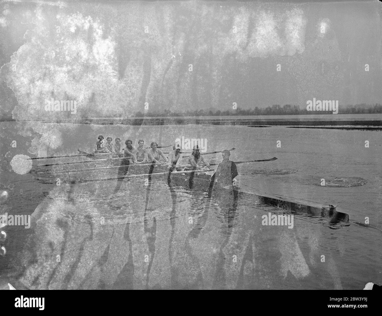 L'equipaggio femminile di Oxford ha la pratica finale per l'altra gara di Barca. L'equipaggio femminile di Oxford per l'altra gara di barca contro Cambridge ha avuto una pratica finale a Port Meadow, Oxford, prima della gara di domani (sabato). Foto: L'equipaggio femminile di Oxford alla pratica finale sull'Isis. 5 marzo 1937 Foto Stock