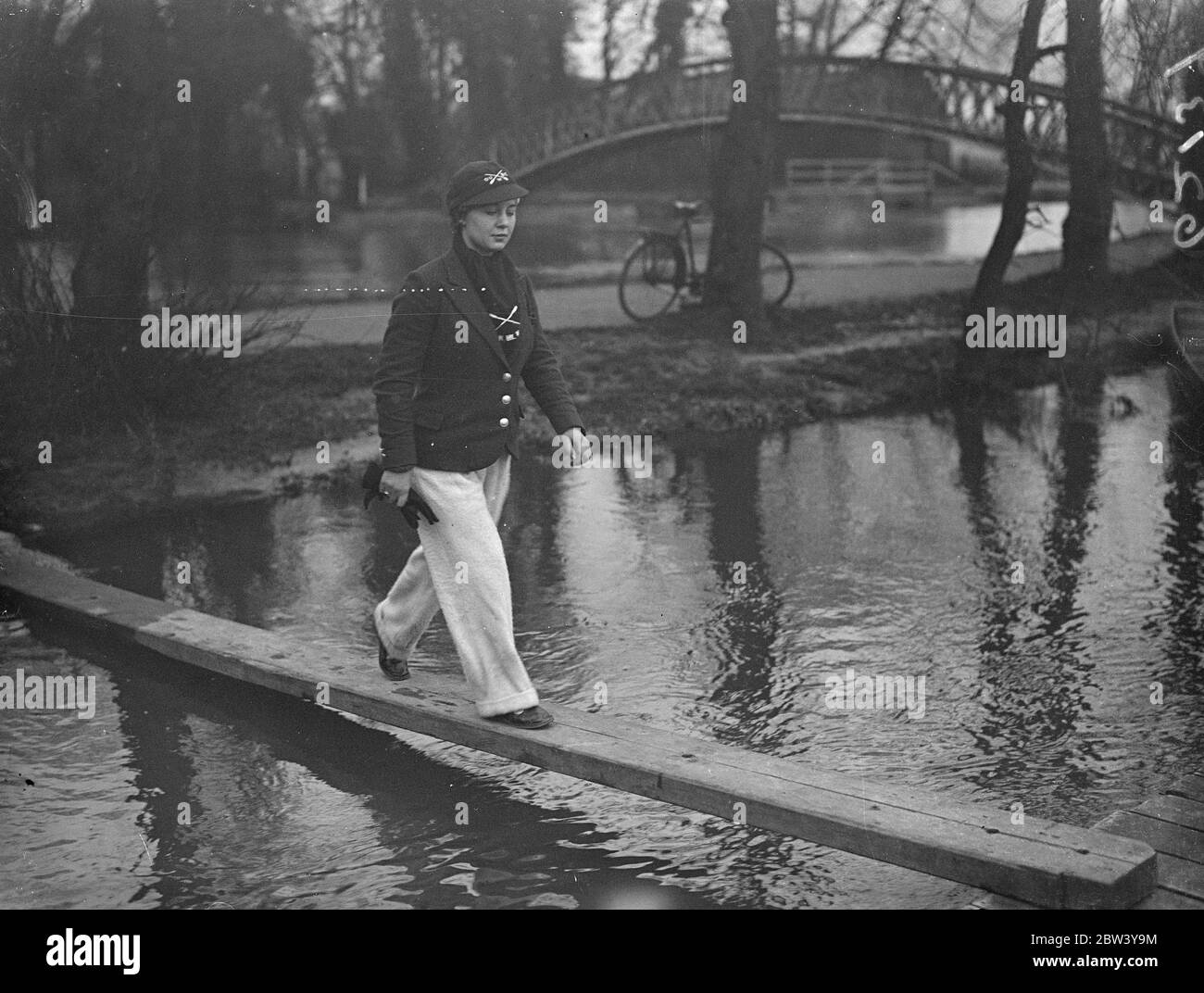 L'equipaggio femminile di Oxford ha la pratica finale per l'altra gara di Barca. L'equipaggio femminile di Oxford per l'altra gara di barca contro Cambridge ha avuto una pratica finale a Port Meadow, Oxford, prima della gara di domani (sabato). Foto: The Oxford cox, Miss I. Pombhrett, alla pratica finale. 5 marzo 1937 Foto Stock