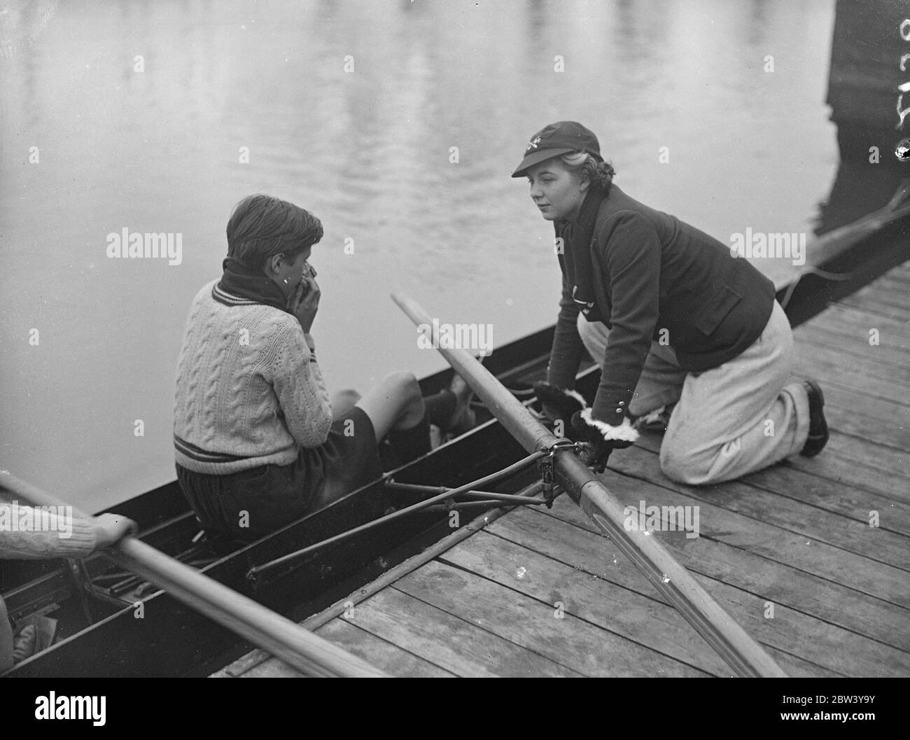 L'equipaggio femminile di Oxford ha la pratica finale per l'altra gara di Barca. L'equipaggio femminile di Oxford per l'altra gara di barca contro Cambridge ha avuto una pratica finale a Port Meadow, Oxford, prima della gara di domani (sabato). Foto: The Oxford cox, Miss I. Pombhrettt, parlando con un membro dell'equipaggio alla pratica finale. 5 marzo 1937 Foto Stock