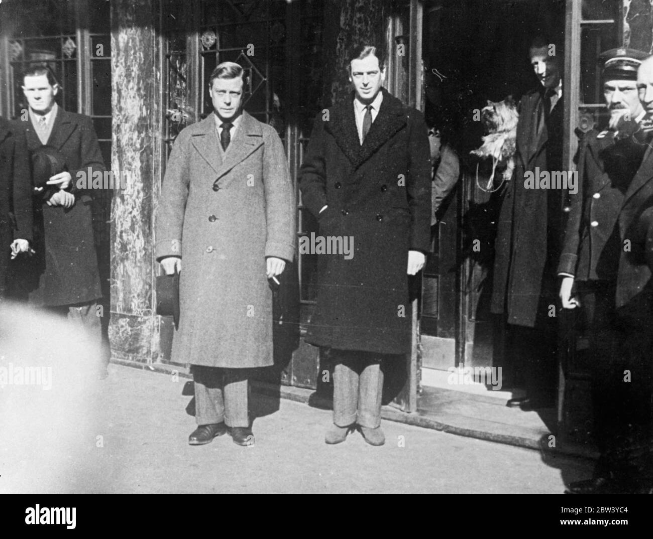 Duca di Kent con Duca di Windsor a Vienna. Arrivato da Monaco (dove la Duchessa sta con la sorella, la contessa Toerring), il Duca di Kent ebbe un incontro con il fratello, il Duca di Windsor, a Vienna prima che entrambi partirono per il Castello di Enzesfeld, dove il Duca di Kent questo fatto un soggiorno di diversi giorni. I due Duchi fecero un giro della città e visitarono il Castello di Schoenbrunn. Spettacoli fotografici: Il Duca di Windsor [il Re Edoardo VIII] (a sinistra) e il Duca di Kent [il Principe Giorgio] a Vienna. 25 febbraio 1937 Foto Stock