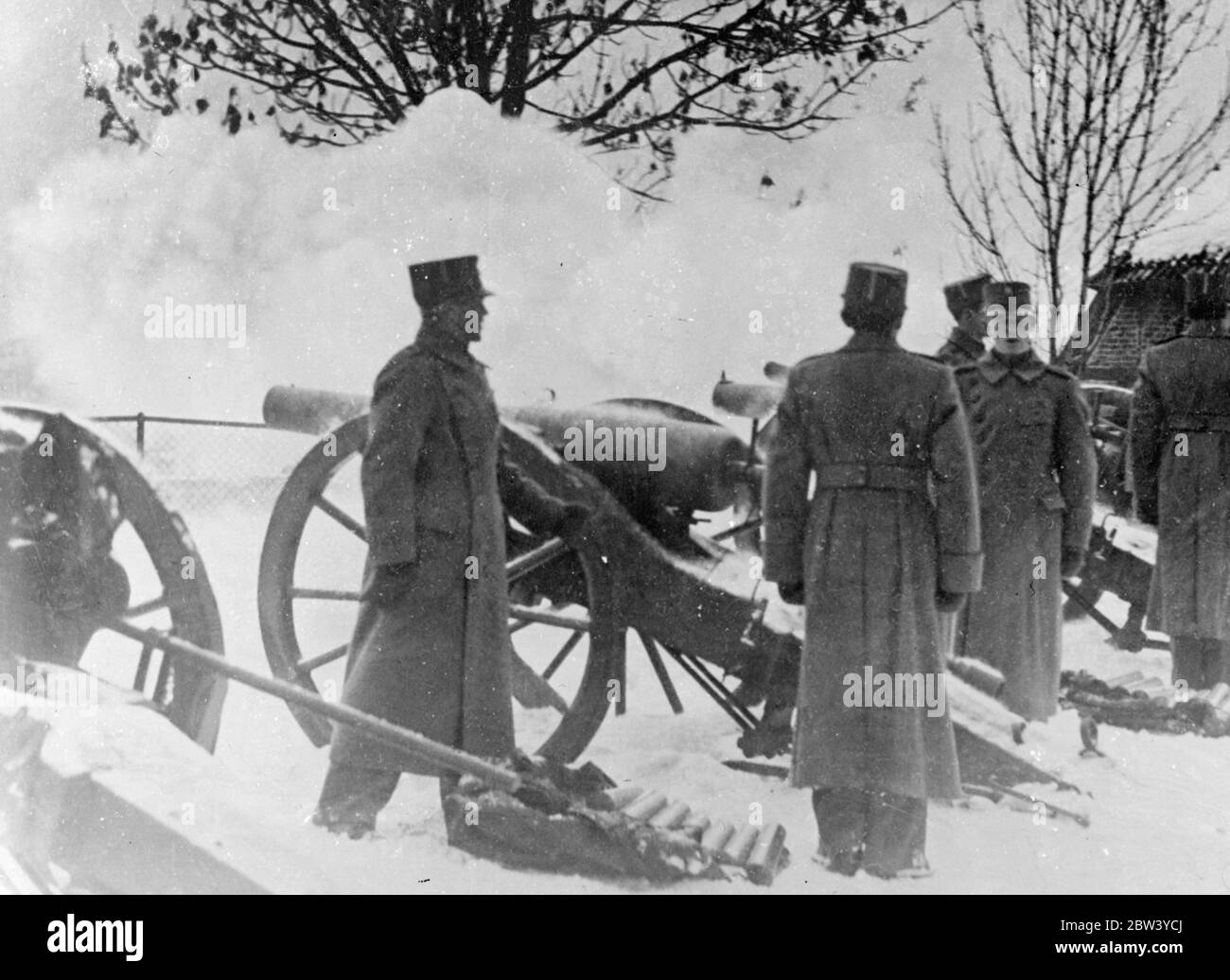 Saluto di pistole per il primo principe nato in Norvegia da 600 anni. Il saluto delle armi fu sparato a Oslo dopo la nascita di un figlio alla Principessa Martha, moglie del Principe ereditario di Norvegia. L'evento è stato di grande importanza politica per la Norvegia, poiché la successione è ora sicura. Sono 600 anni che il Principe reale norvegese è nato in territorio norvegese. L'unico figlio di re Haakon, il principe Olav, aveva finora solo due figlie e le donne non possono riuscire al trono norvegese. Il bambino erede-presunto è stato chiamato Harald. Foto: Il saluto delle armi sparate a Oslo il 24 febbraio 1937 Foto Stock