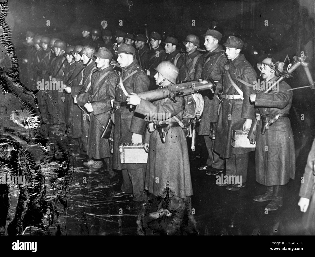 Truppe armate sono di guardia a Vienna mentre i nazisti si scontrano con i sostenitori del governo. Forti distaccamenti della Milizia del fronte della Patria armata di fucili e mitragliatrici si sono levati in guardia a Vienna come dimostranti nazisti, vagati dalla visita del Barone von Neurath, ministro degli Esteri tedesco, si sono scontrati con i sostenitori del governo del Cancelliere Schuschnigg. Foto: Un distacco della Milizia Fatherland Front sulla guardia in una strada di Vienna. 24 febbraio 1937 Foto Stock