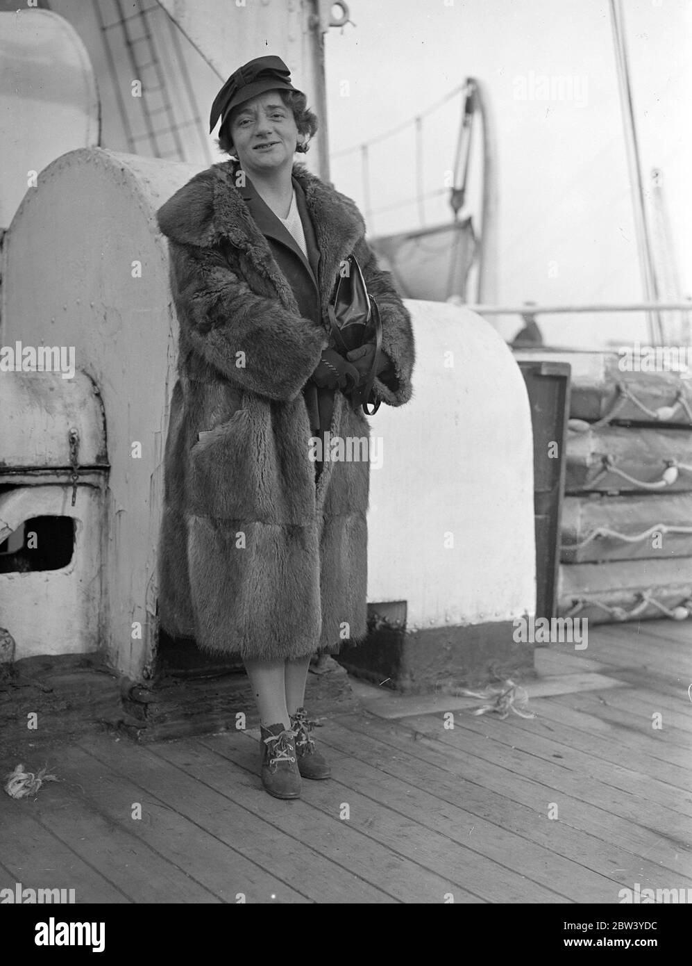 Ellen Wilkinson home da US conferenza tour . La sig.ra Ellen Wilkinson MP , Middlesbrough East , è arrivata a Southampton sul liner Berengaria dopo il suo tour di lezione in America . Spettacoli fotografici , Miss Ellen Wilkinson MP all'arrivo a Southampton . 12 febbraio 1937 Foto Stock