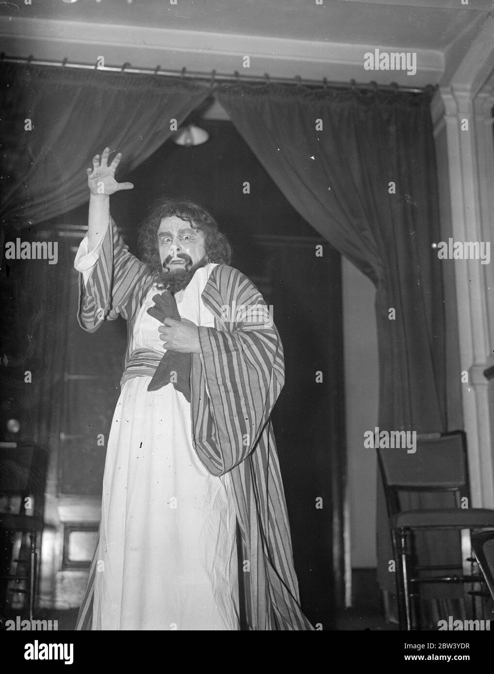 Clergymen come clergymen come 'Judas' in Passion play spectacle . Un clergyman , il Rev Vincent Howson , sta prendendo parte a Giuda , il traditore di Cristo , nello spettacolo di Passione gigantesco ' Re di gloria ' che viene prodotto alla Albert Hall di Londra . La commedia , alla quale partecipano 1000 artisti , è stata scritta da Miss L M Shiner , moglie di un vicario londinese , durante una grave malattia , la regina Maria parteciperà ad una rappresentazione . Spettacoli fotografici , il Rev , Vincent Howson come ' Judas ' nella prova di abbigliamento presso l' Albert Hall di Londra . 12 febbraio 1937 Foto Stock