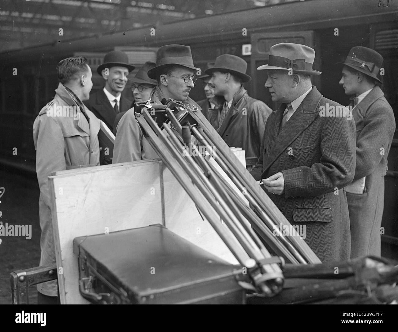Il comandante navale lascia Londra con unità per fare un primo film di manovre . Il comandante J L F Hunt Royal Navy , ha lasciato la stazione di Waterloo con i membri di un'unità di film per Portsmouth per unirsi a HMS Suffolk da cui produrrà un film delle manovre della British home Mediterranean Fleet . Questa è la prima volta nella storia che le manovre vengono filmate , e al termine , l'immagine verrà mostrata al pubblico . Il tema del film registrerà le avventure di due ragazzi che si sono Uniti alla Marina dal momento in cui hanno messo le loro uniformi fino a quando si trovano sotto condizioni di servizio attivo Foto Stock